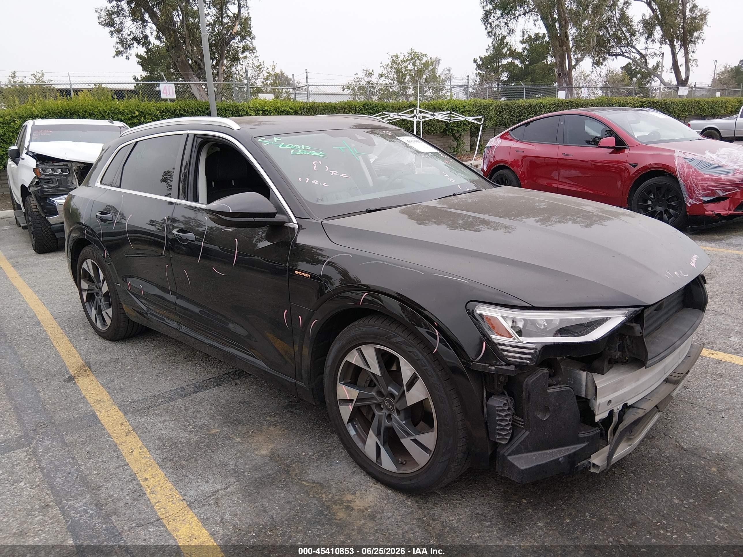 2022 Audi e-tron Premium, VIN WA1AAAGE3NB020211 — Front end