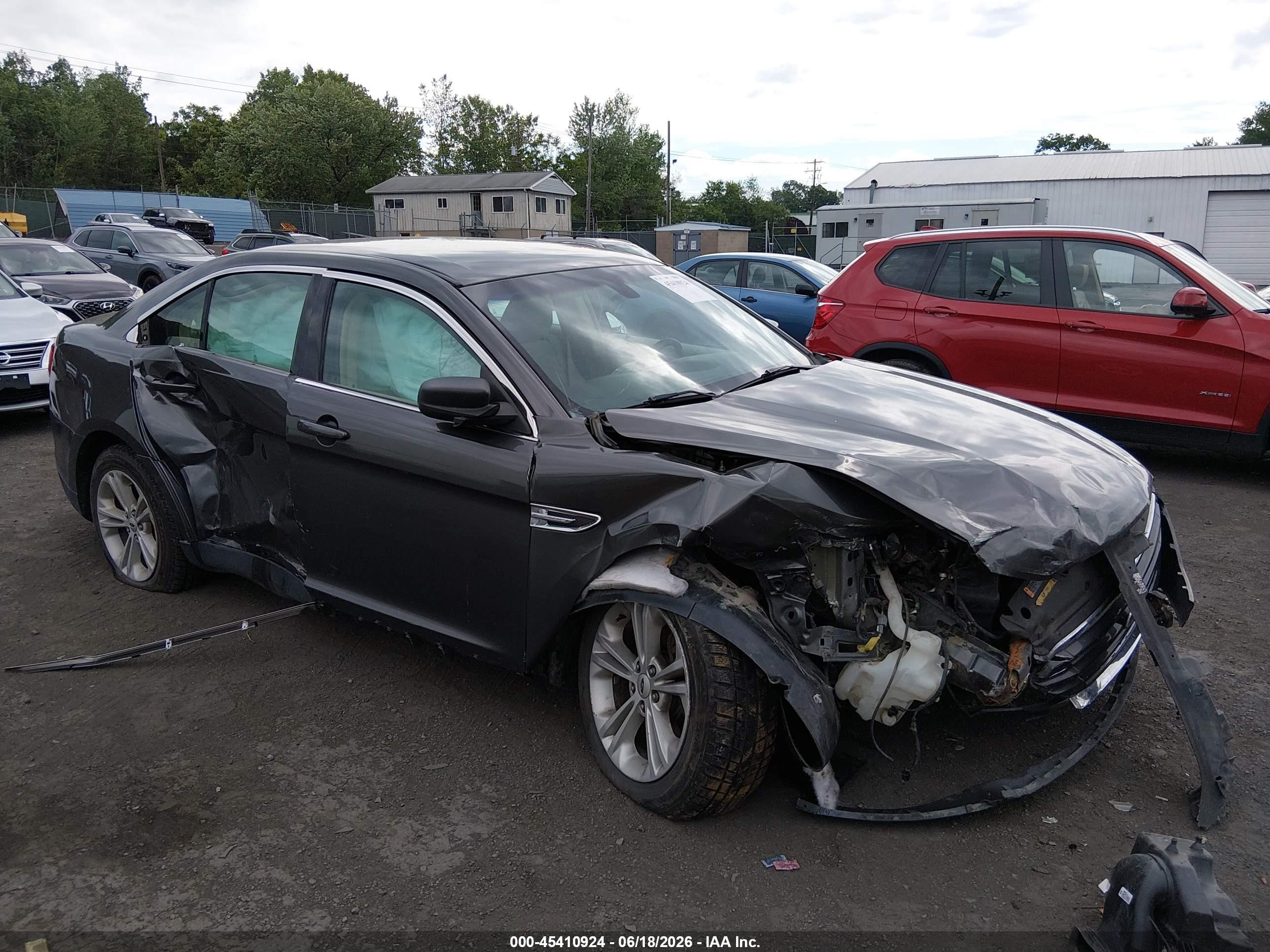 2016 Ford Taurus SE, VIN 1FAHP2D89GG117027 — Перед