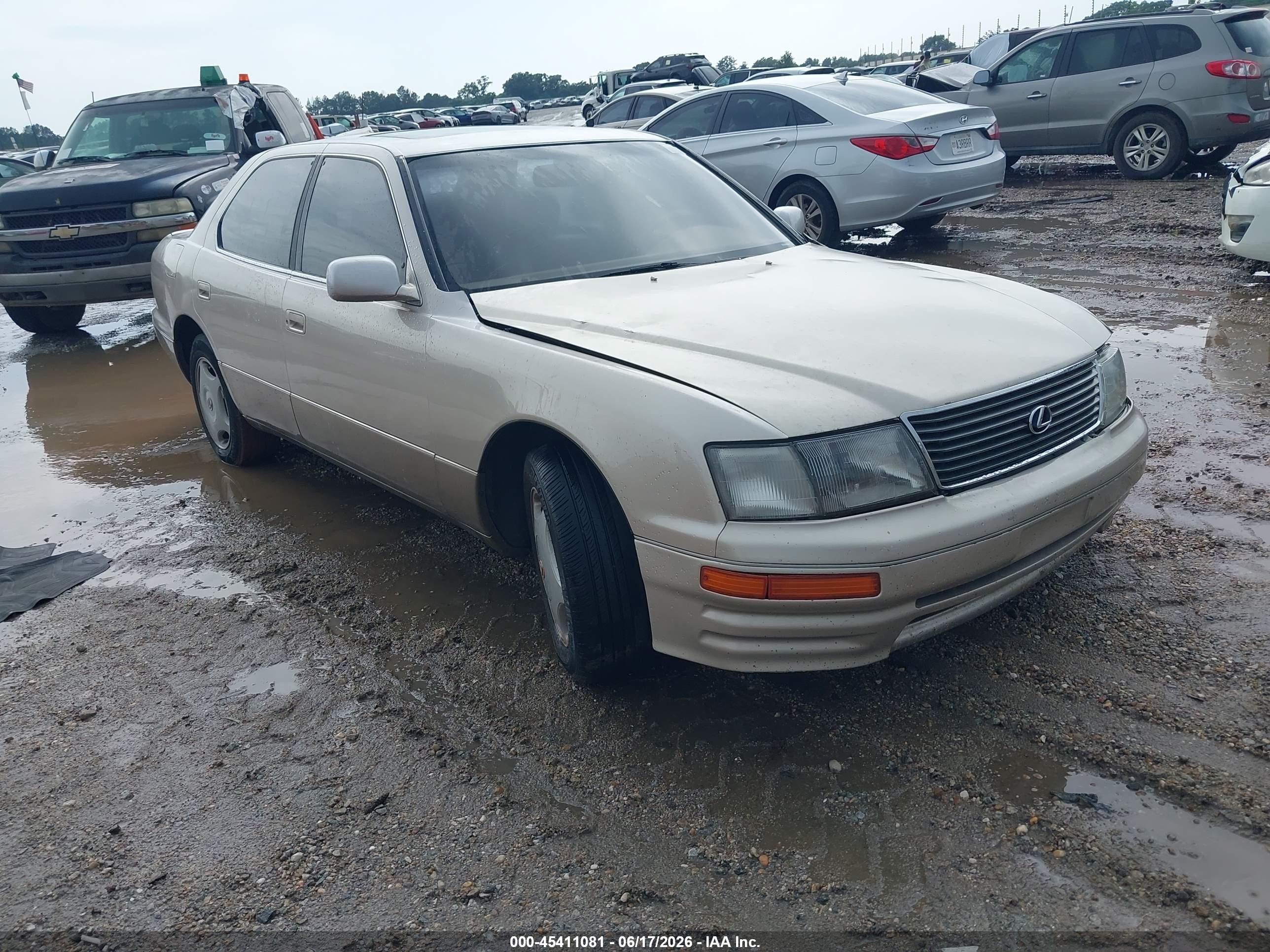 1997 Lexus LS 400, VIN JT8BH28F2V0098914 — Front end