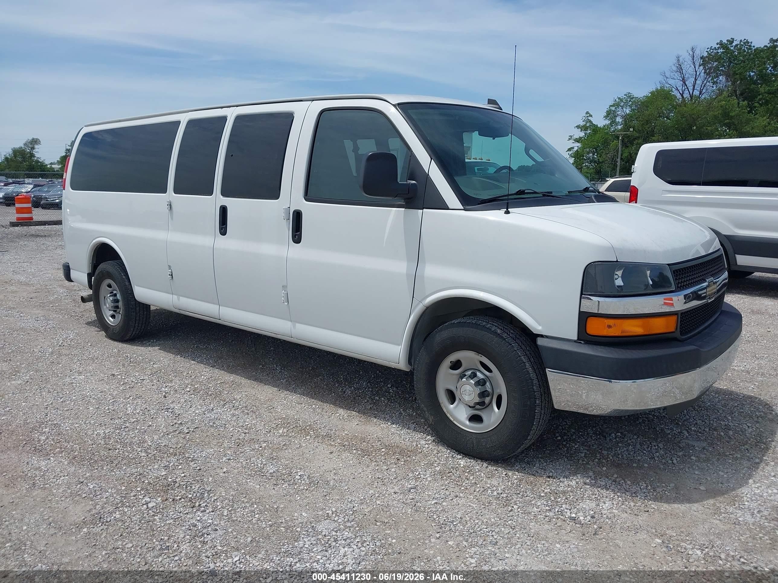 2016 Chevrolet Express Passenger LT, VIN 1GAZGPFG9G1316817 — Normal wear