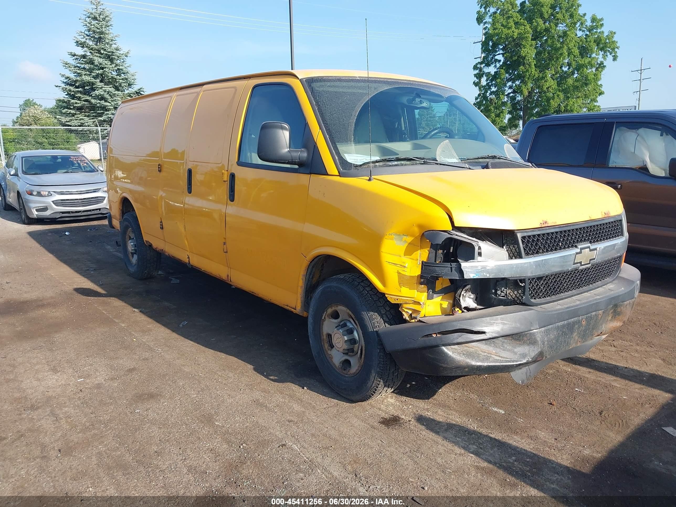 2014 Chevrolet Express 3500, VIN 1GCZGUCA5E1102037 — Front end