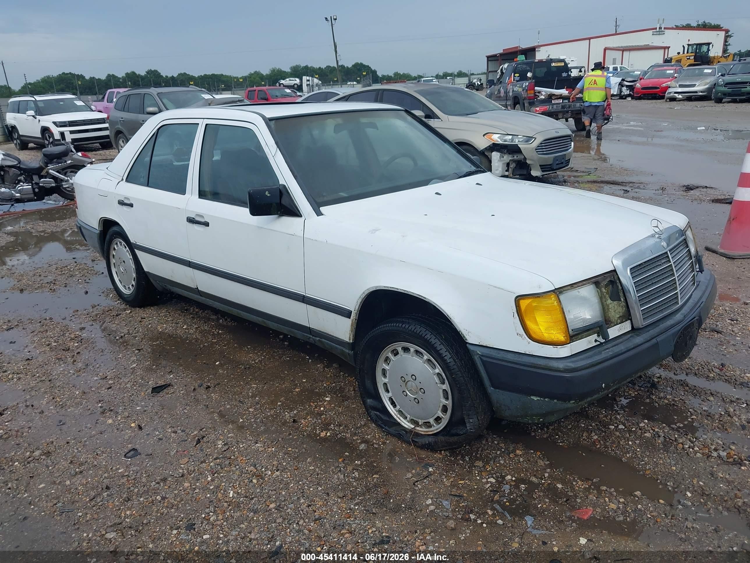 1988 Mercedes-Benz 300 E, VIN WDBEA30D6JA706620 — Normal wear
