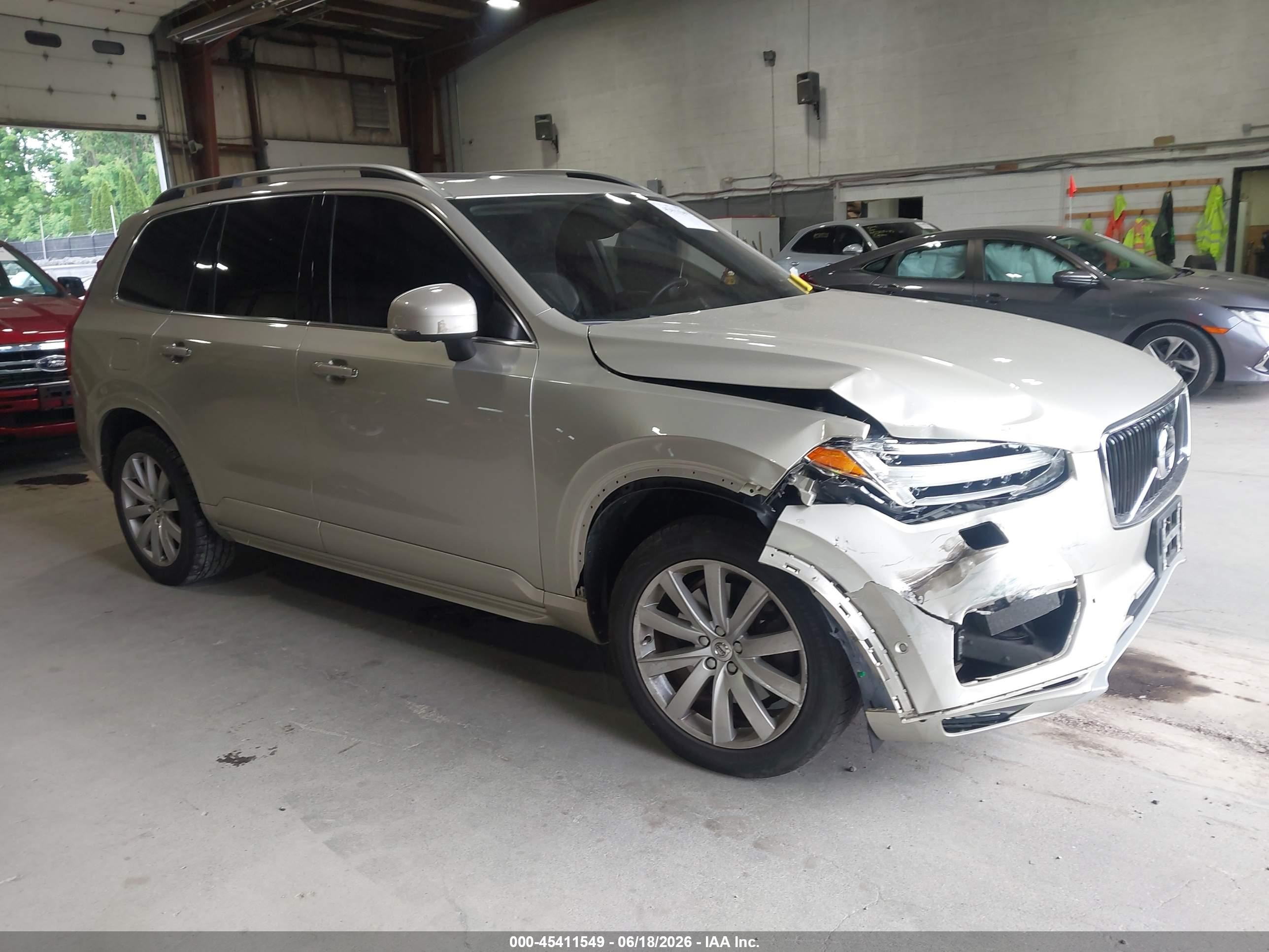 2017 Volvo XC90 Momentum, VIN YV4A22PKXH1147110 — Перед