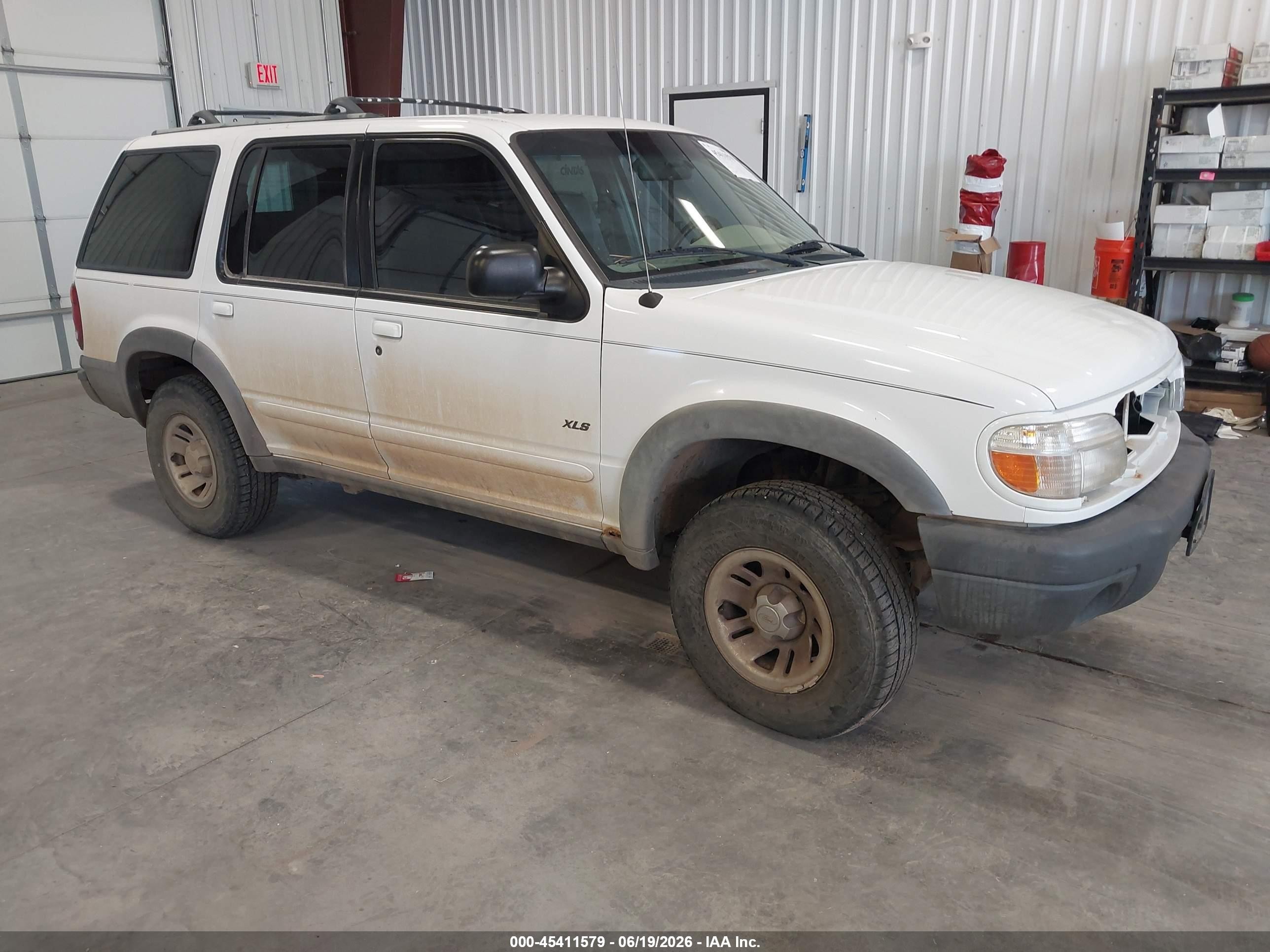2000 Ford Explorer XLS, VIN 1FMDU72X9YUB64727 — Front end