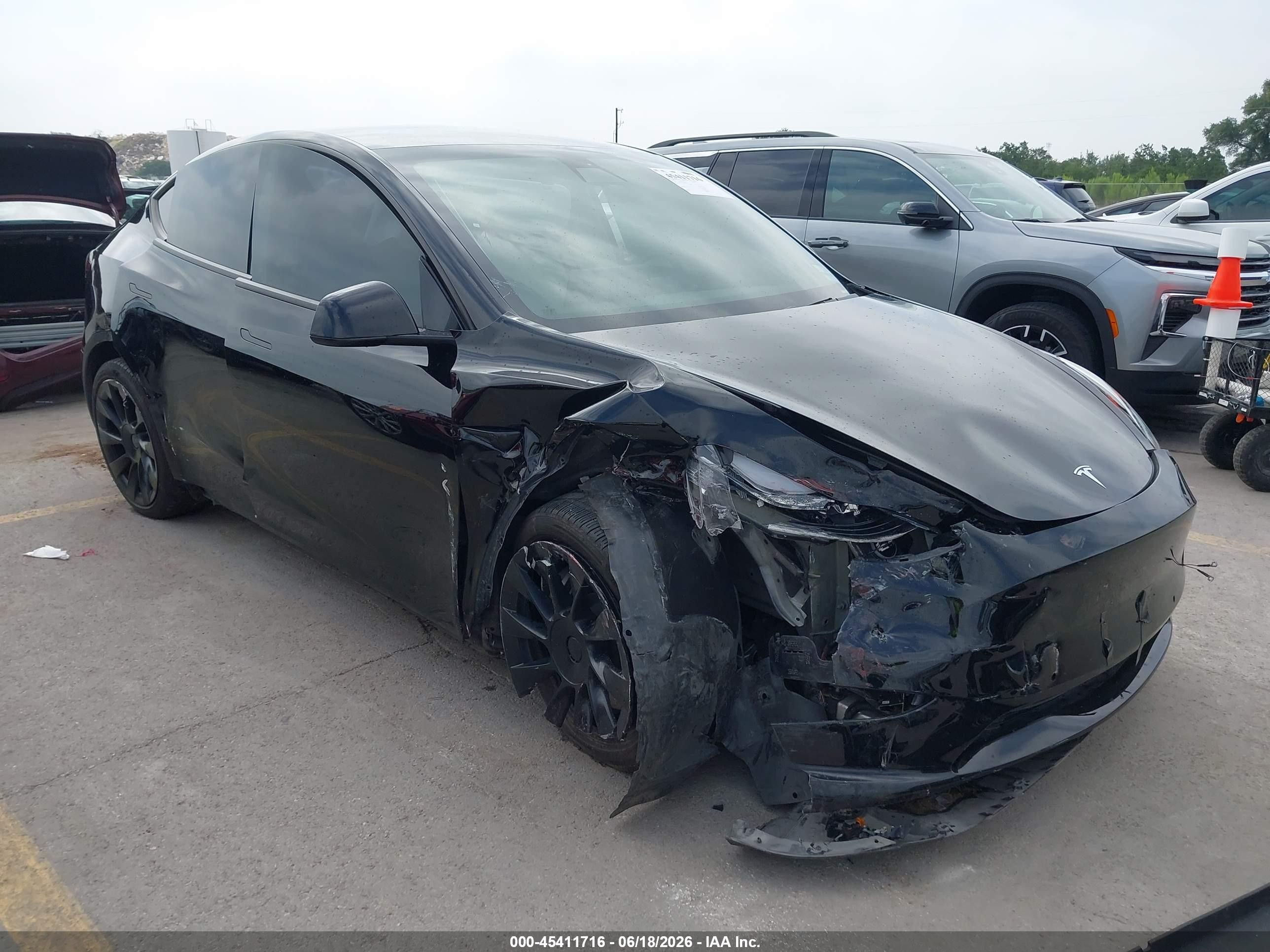 2020 Tesla Model Y Long Range, VIN 5YJYGDEE1LF034528 — Перед