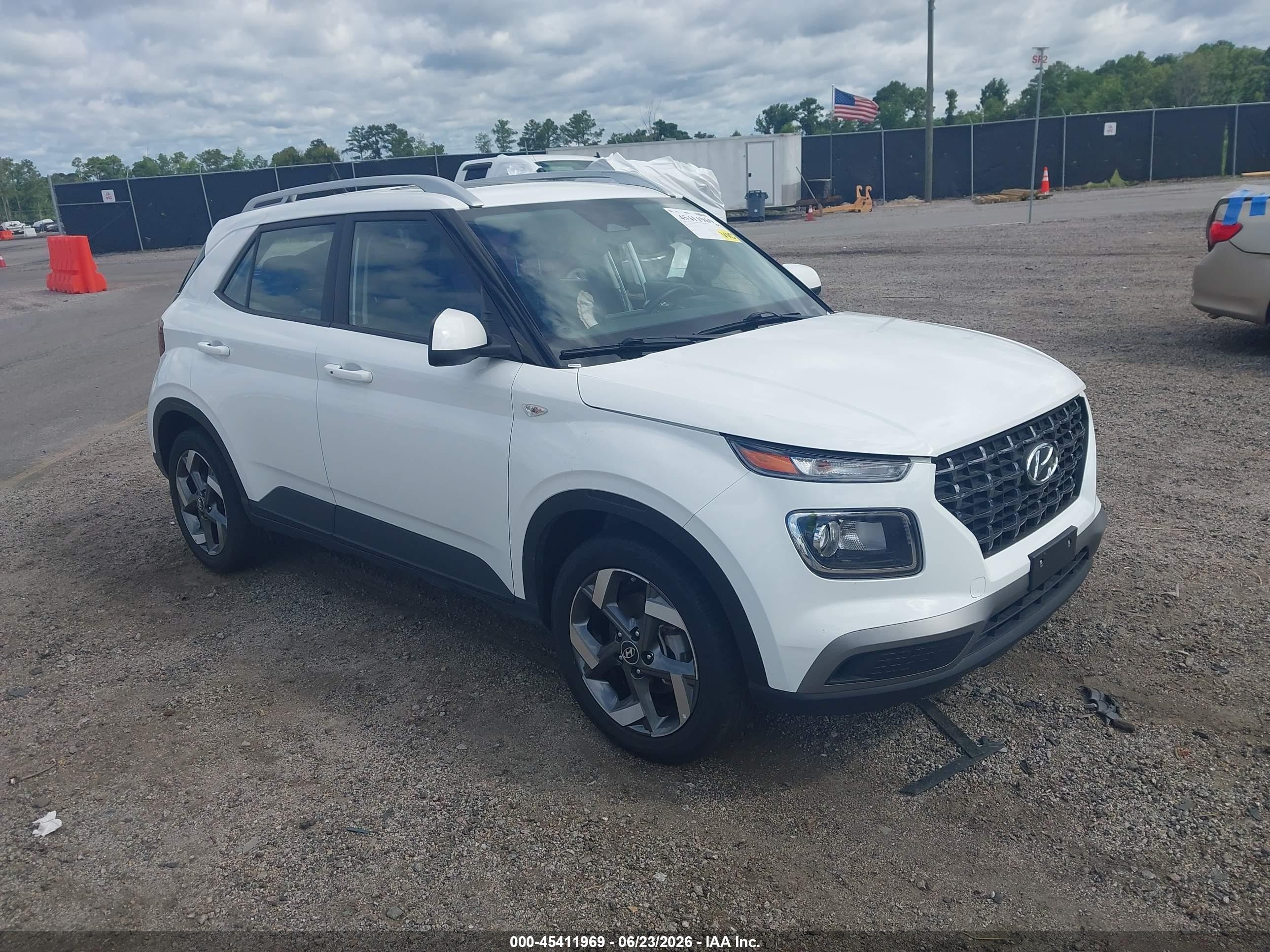 2025 Hyundai Venue SEL, VIN KMHRC8A31SU387669 — Бок