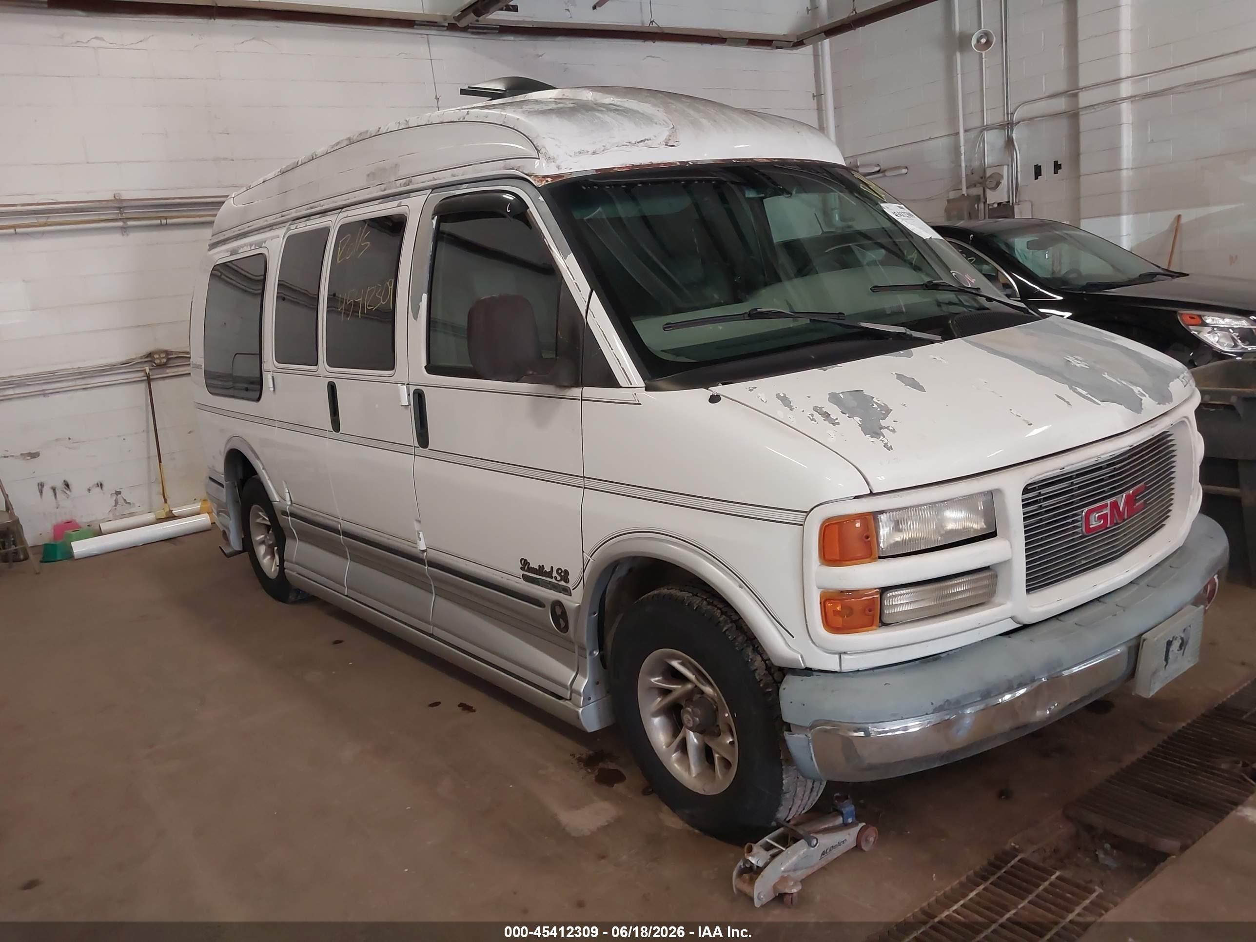 2000 GMC Savana Cargo RV Conversion, VIN 1GDFG15R1Y1260122 — Front end