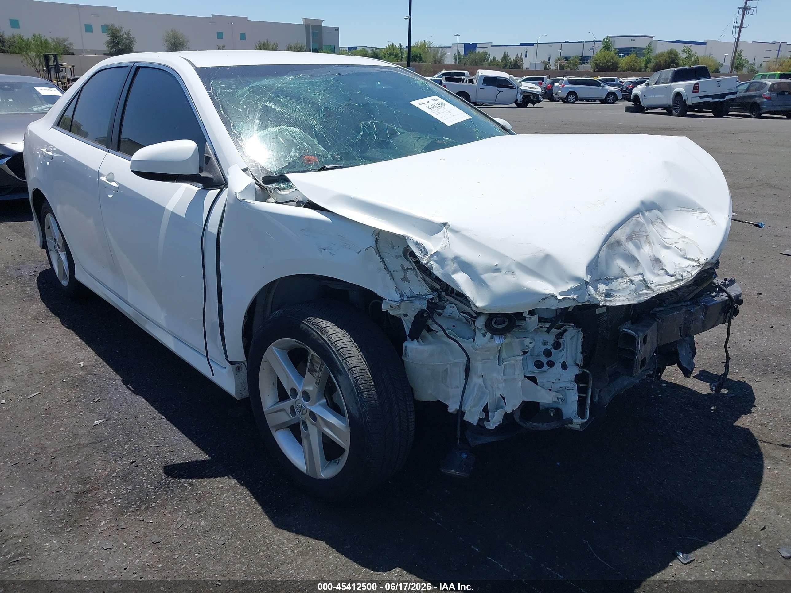 2014 Toyota Camry SE, VIN 4T1BF1FK0EU400562 — Front end