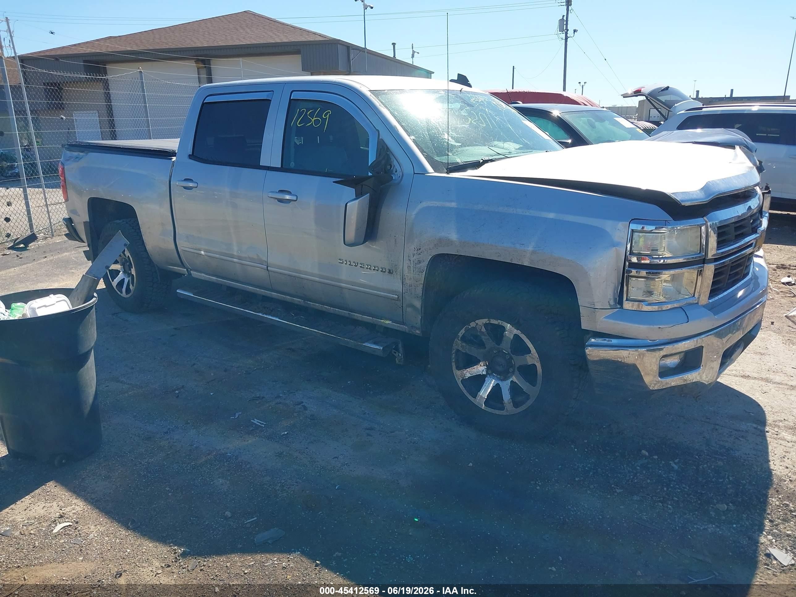 2015 Chevrolet Silverado 1500 LT, VIN 3GCUKREC0FG160564 — Side