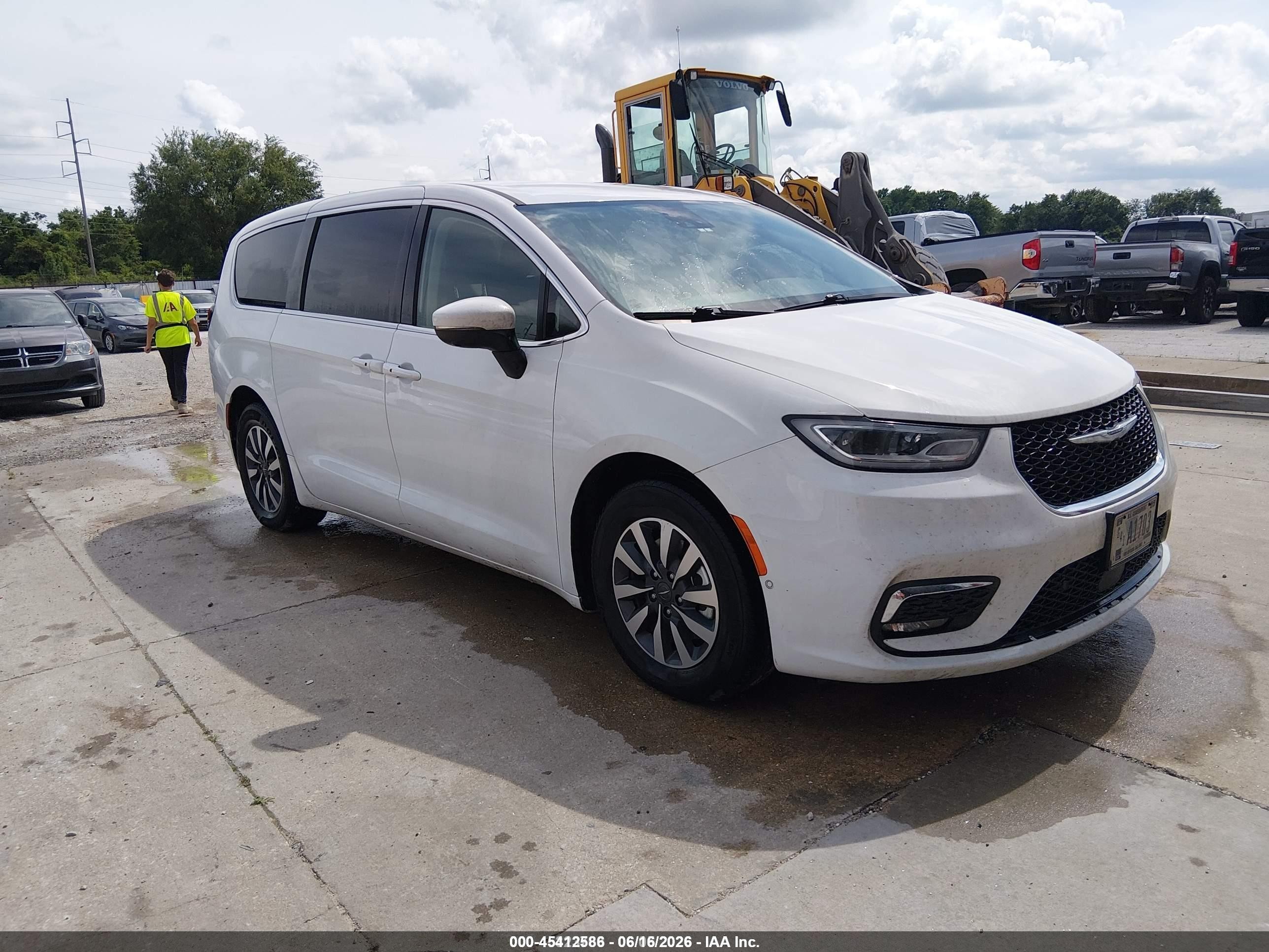 2023 Chrysler Pacifica Hybrid Touring L, VIN 2C4RC1L78PR575668 — Обычный износ