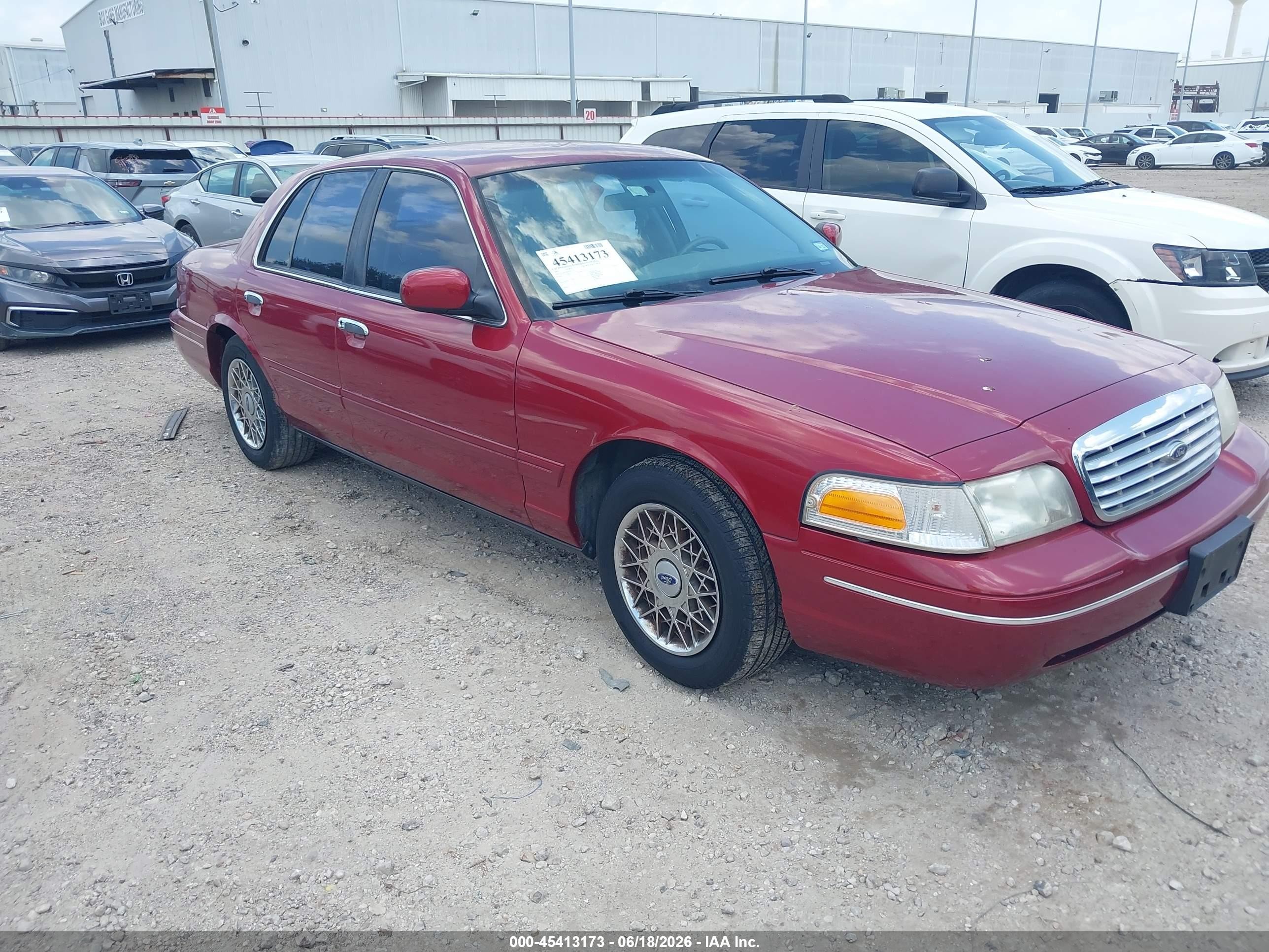 2002 Ford Crown Victoria Standard, VIN 2FAFP73W02X111513 — Normal wear