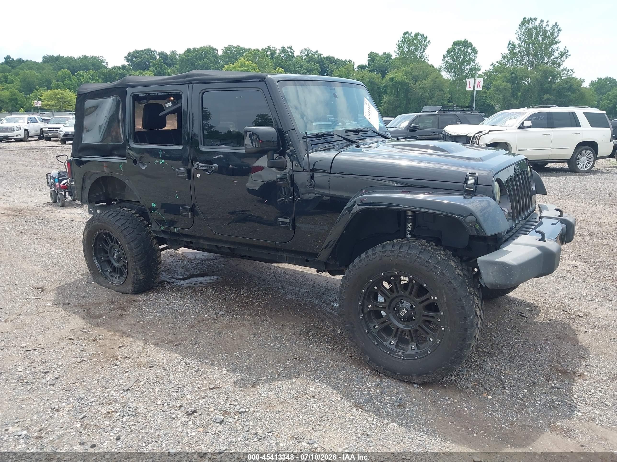 2015 Jeep Wrangler Unlimited Sahara, VIN 1C4BJWEG1FL746365 — Бок