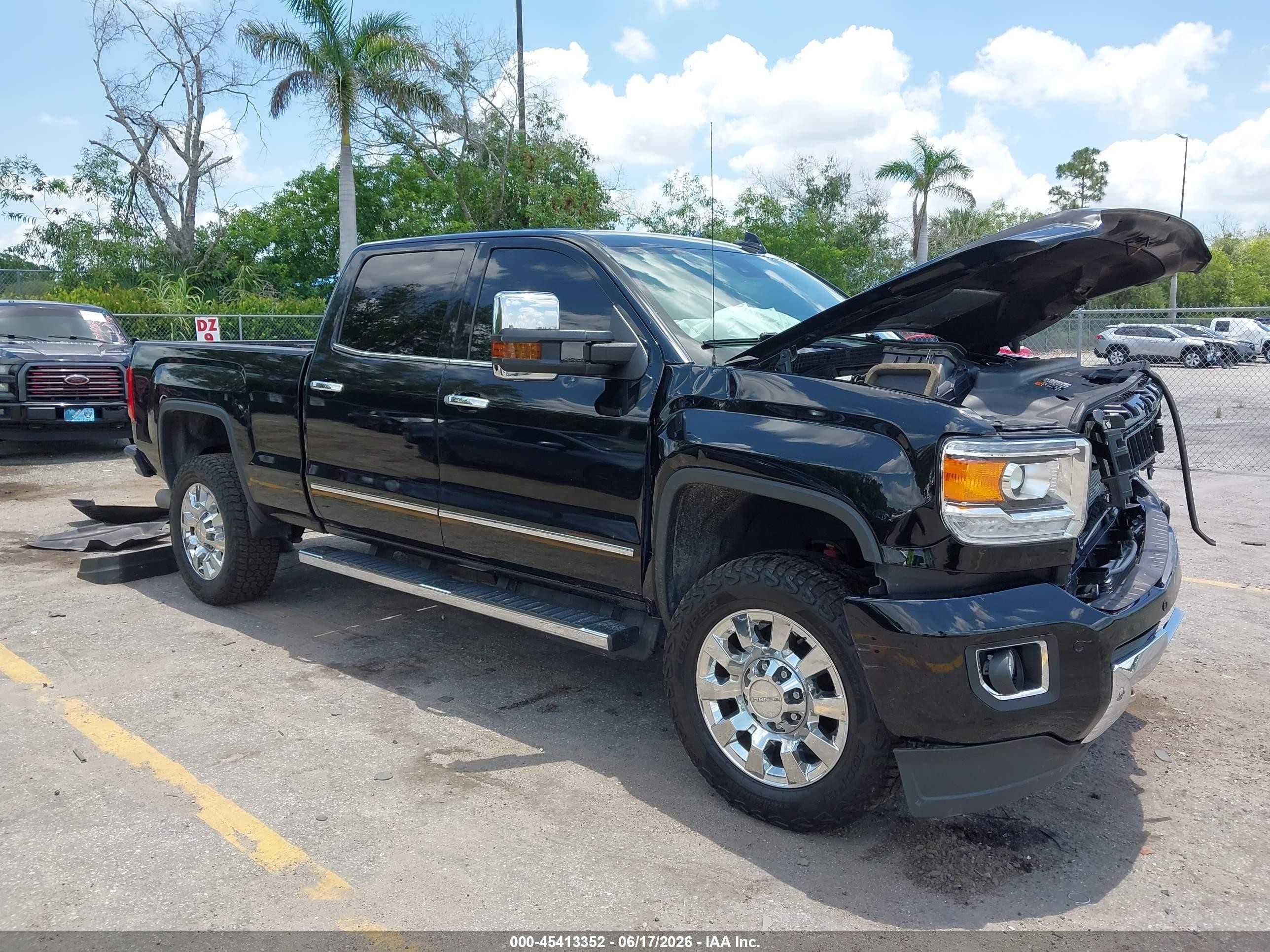 2019 GMC Sierra 2500HD Denali, VIN 1GT12SEY1KF272825 — Front end
