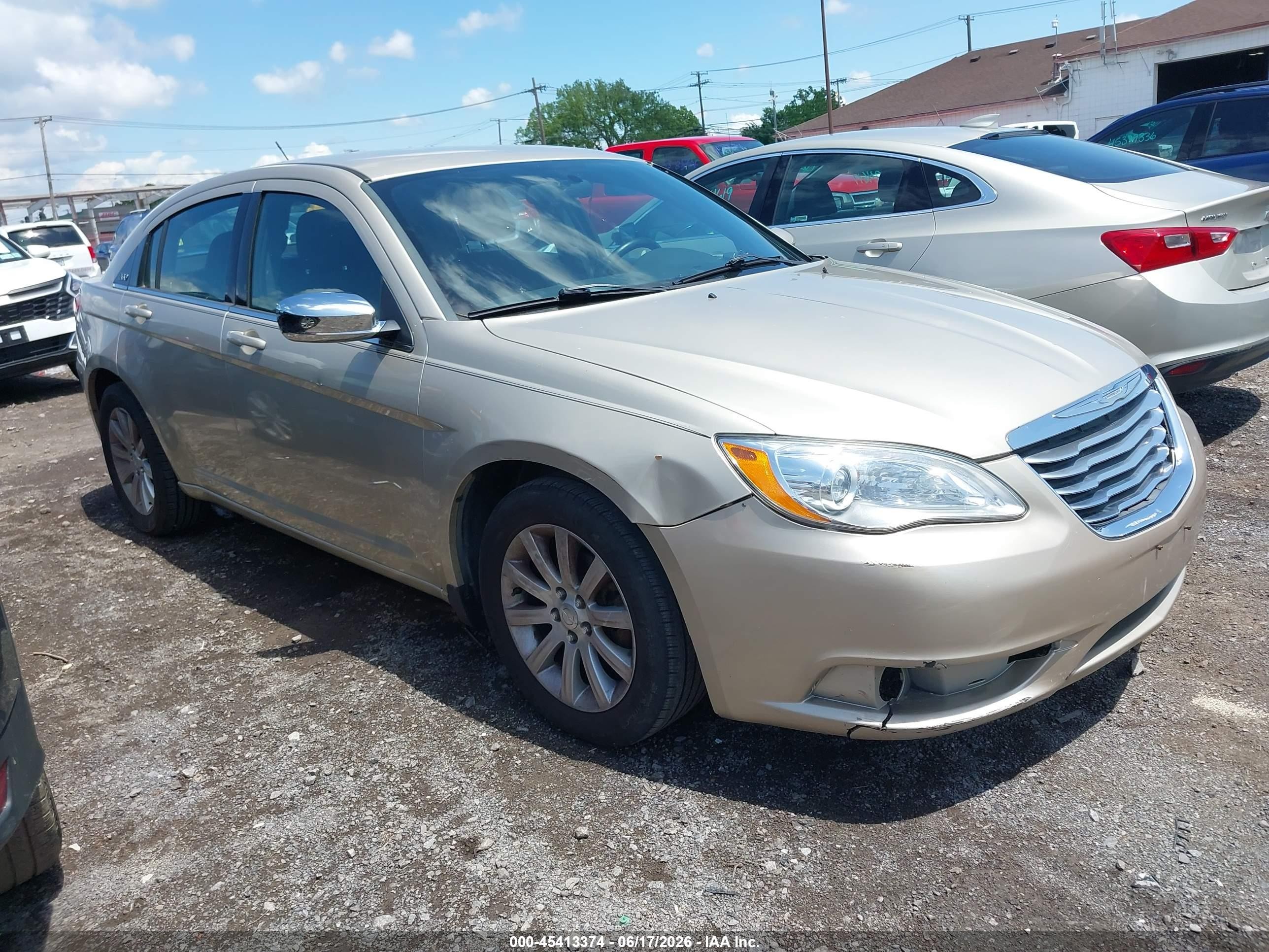2014 Chrysler 200 Touring, VIN 1C3CCBBG9EN114152 — Front end