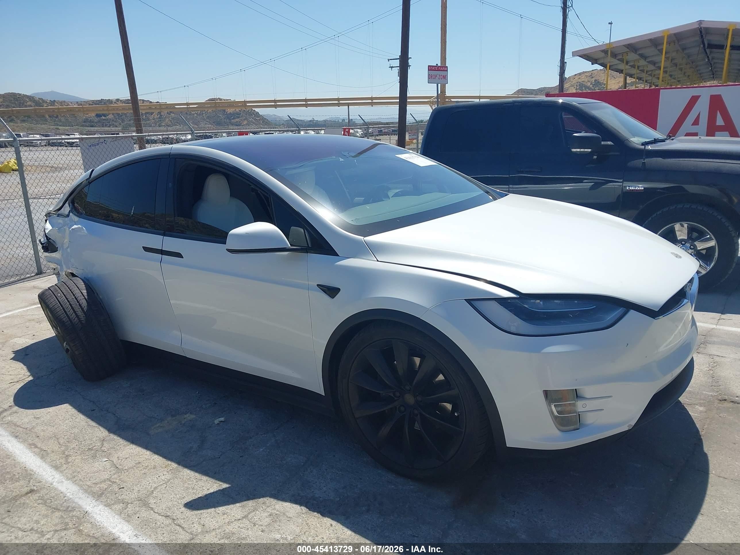 2020 Tesla Model X Long Range, VIN 5YJXCBE27LF239093 — Side