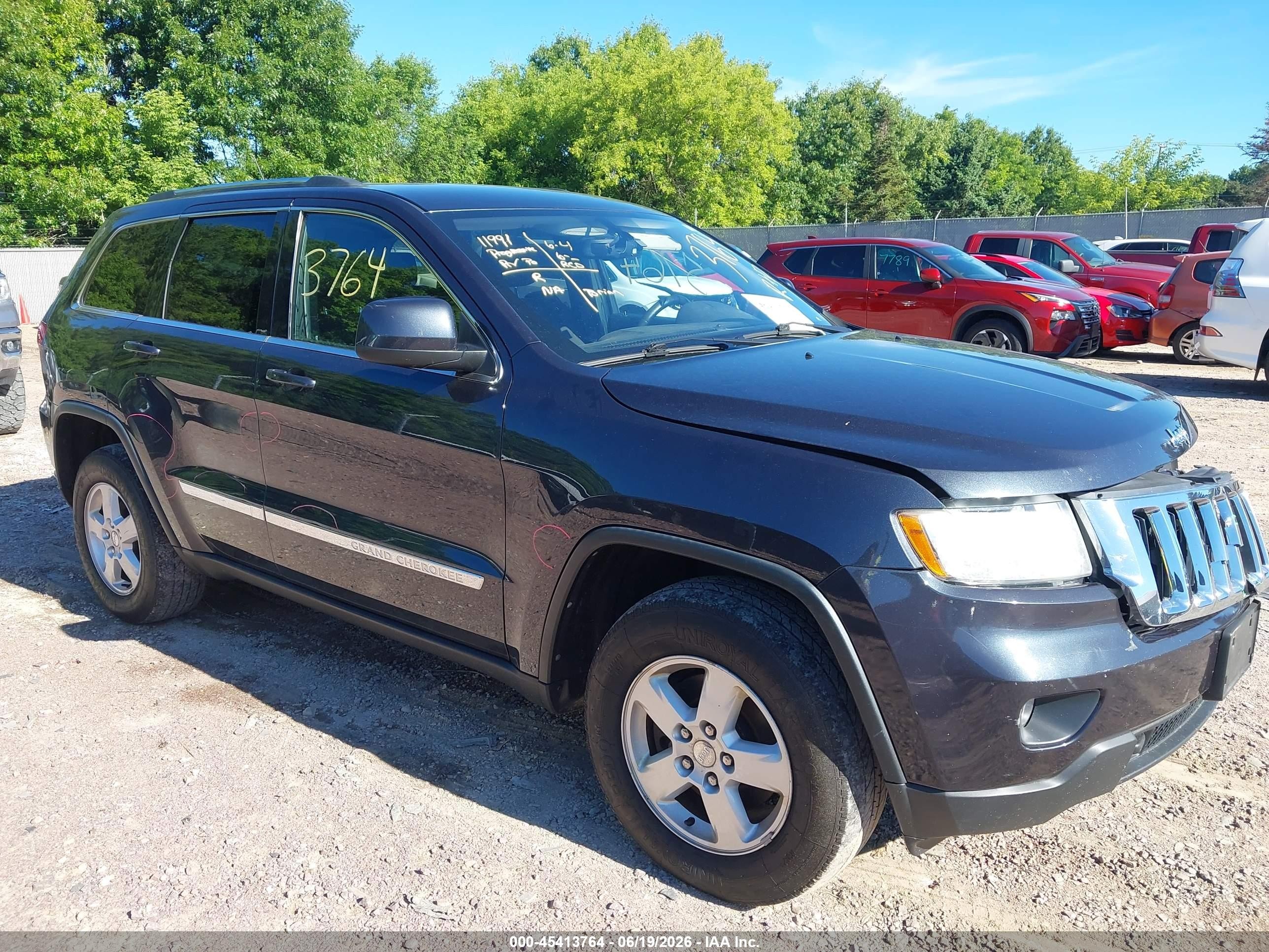 2013 Jeep Grand Cherokee Laredo, VIN 1C4RJFAG4DC616324 — Front end