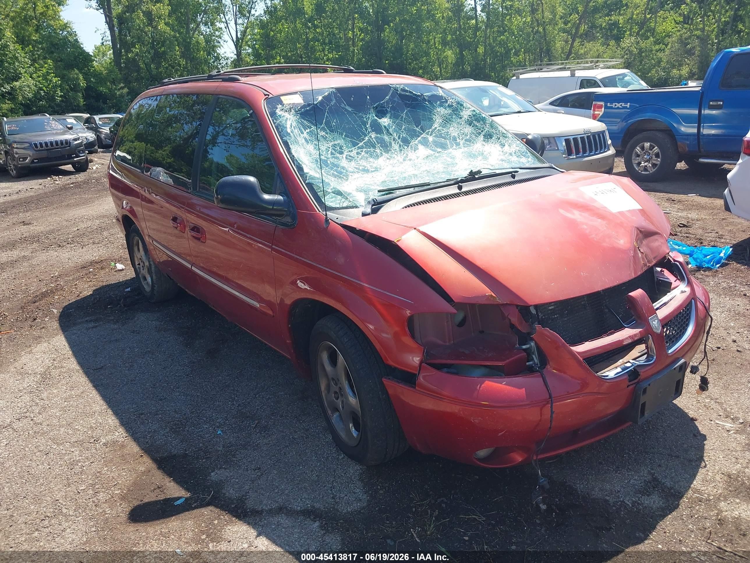 2002 Dodge Caravan ES, VIN 2B4GP54L82R641186 — Front end