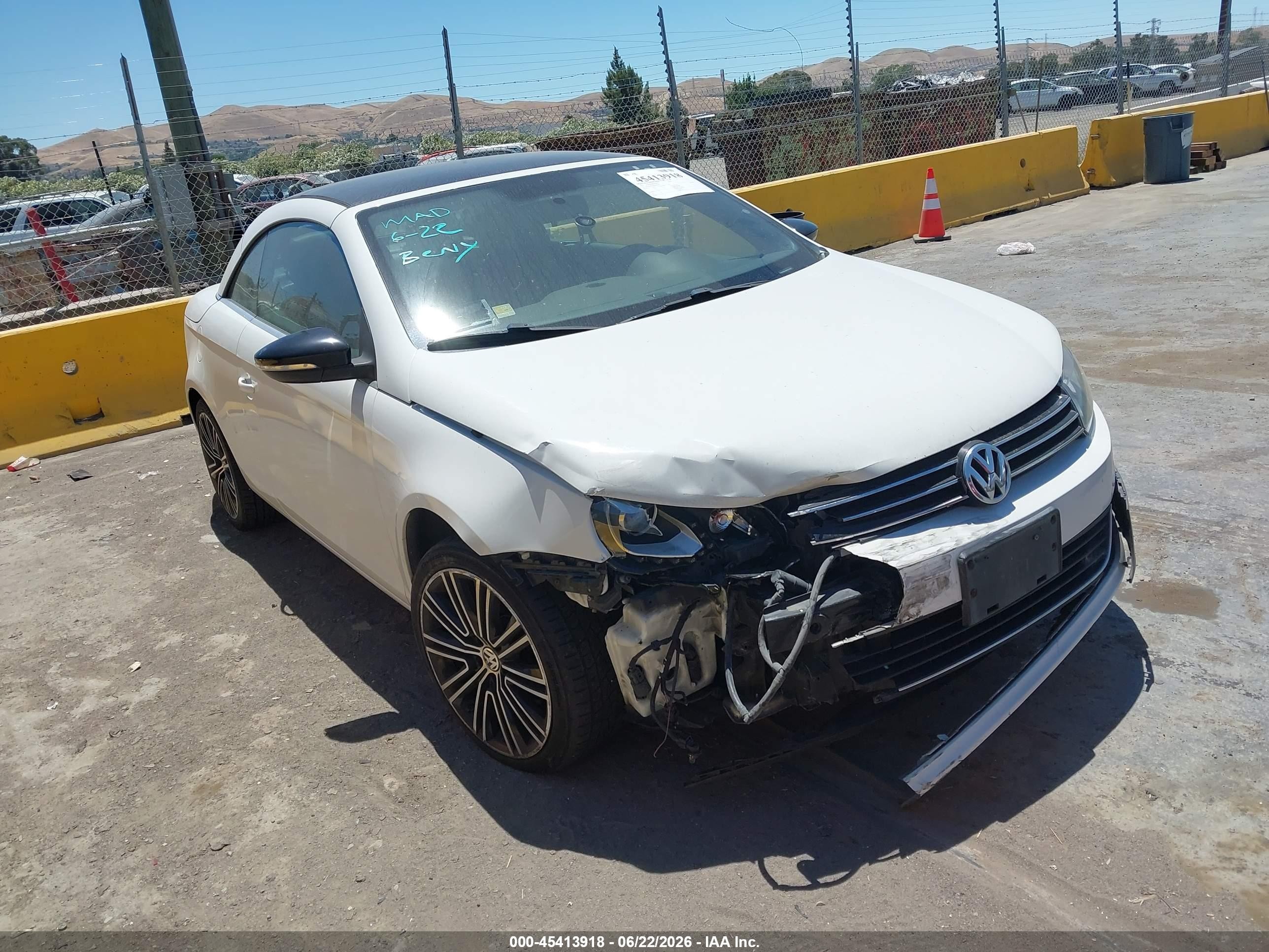 2013 Volkswagen Eos Sport, VIN WVWBW8AH4DV001865 — Front end