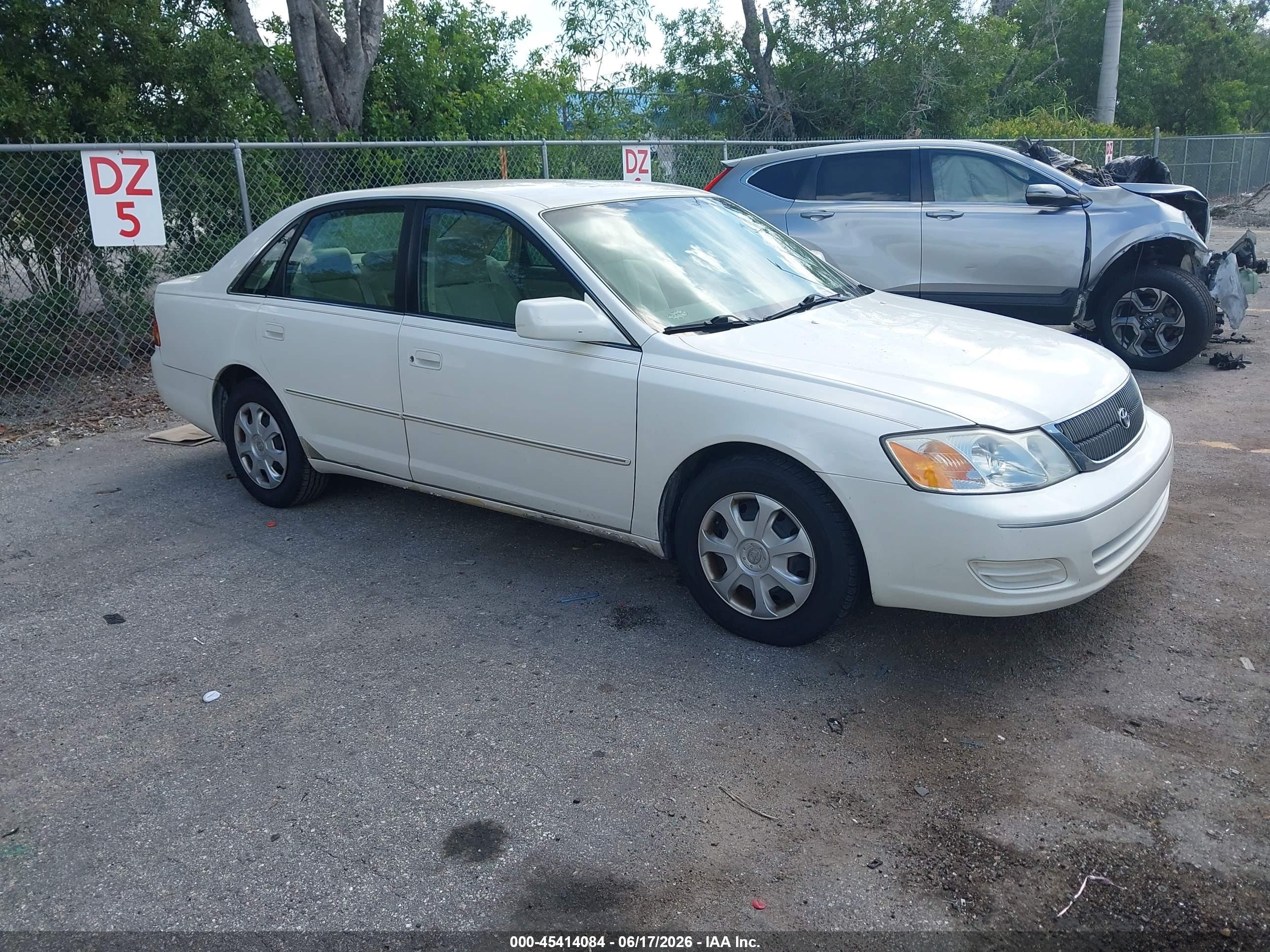 2000 Toyota Avalon XL, VIN 4T1BF28B1YU112640 — Normal wear