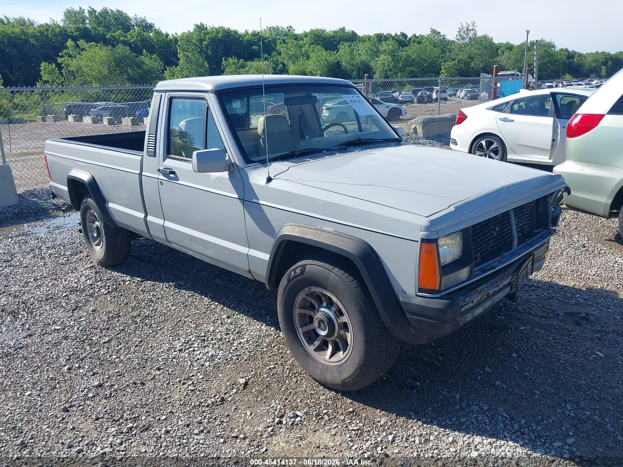 1990 Jeep Comanche PIONEER, VIN 1J7FT36L5LL243940 — Перед