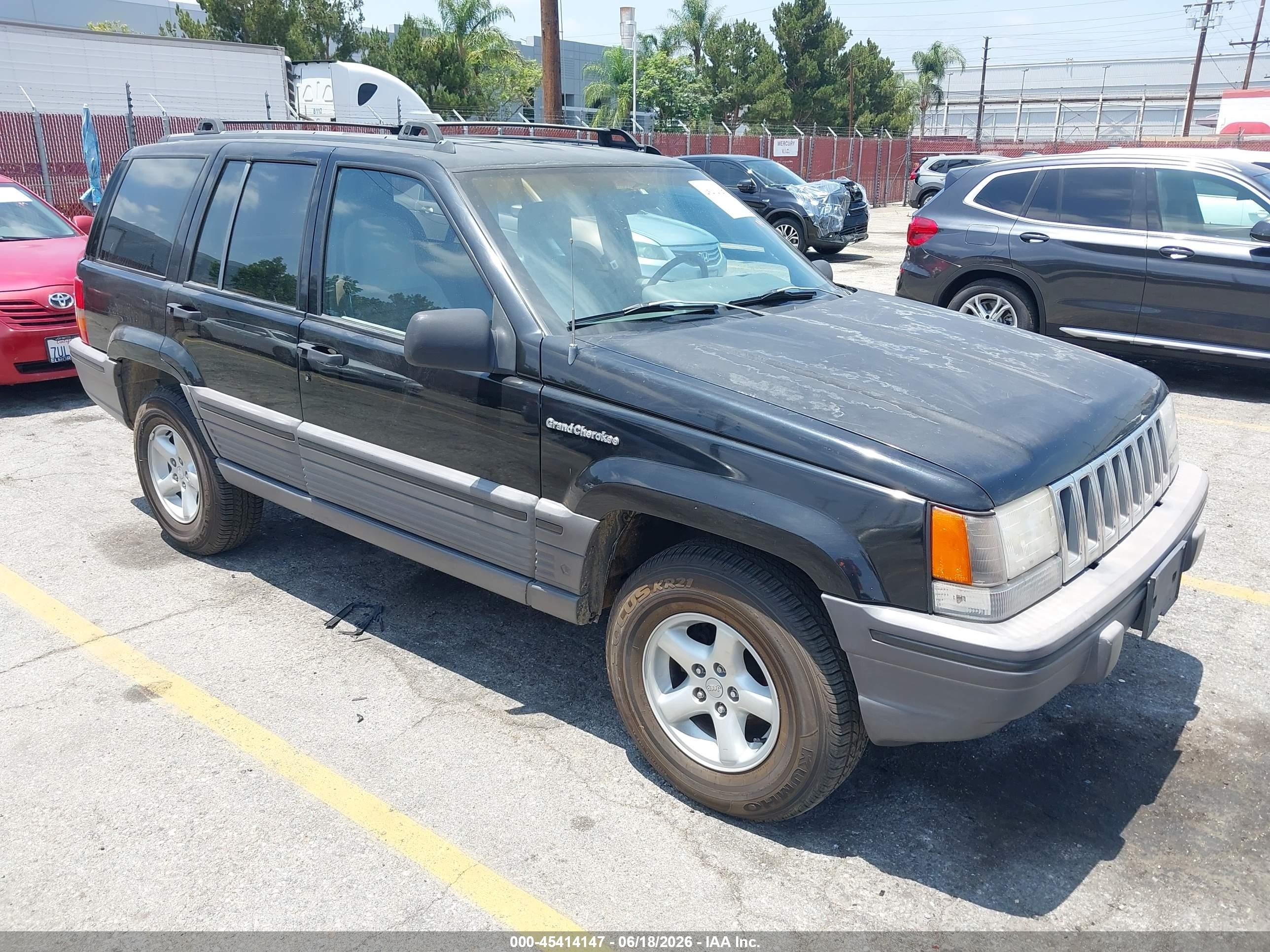 1993 Jeep Grand Cherokee Laredo, VIN 1J4GZ58Y1PC684054 — Normal wear