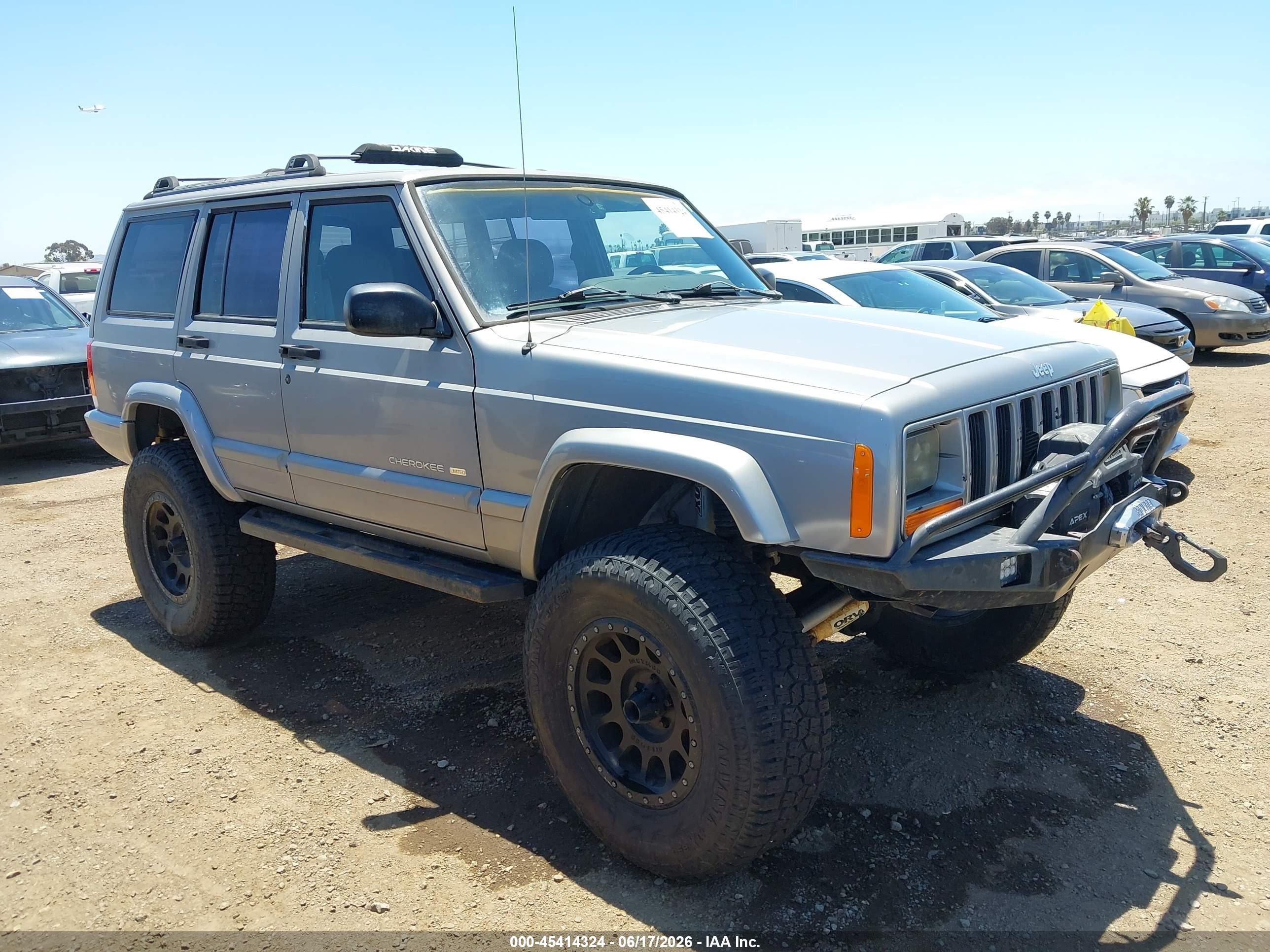 2001 Jeep Cherokee Limited, VIN 1J4FT58S21L573707 — Rear end