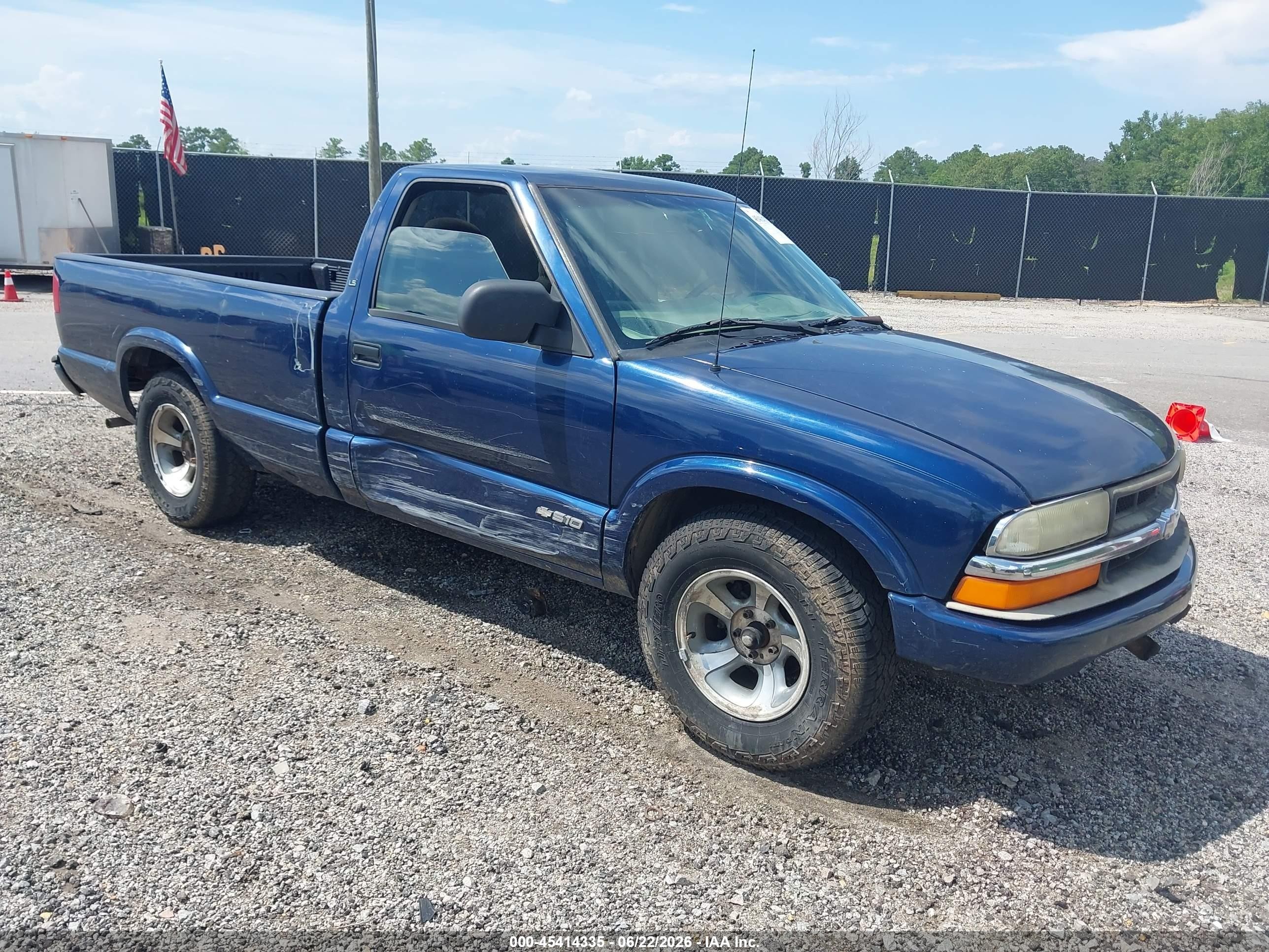 2003 Chevrolet S-10 LS, VIN 1GCCS14X238128332 — Side