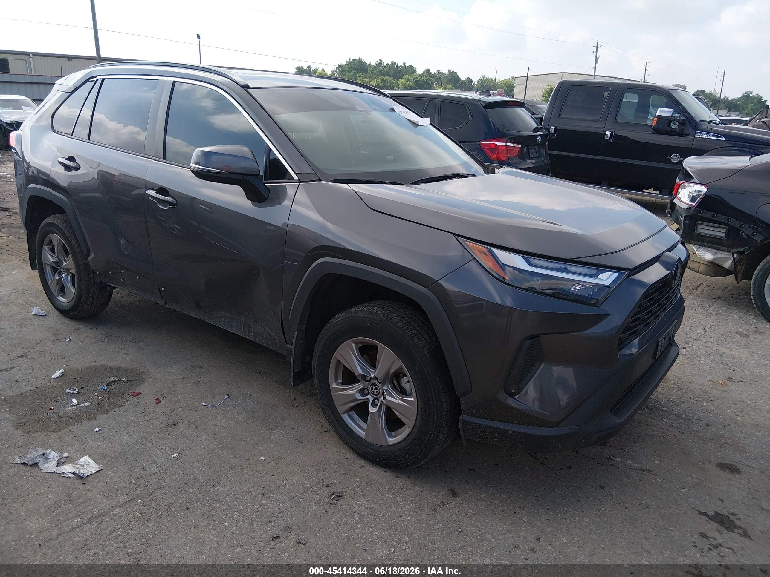 2023 Toyota RAV4 XLE, VIN 2T3W1RFV1PW240906 — Бок