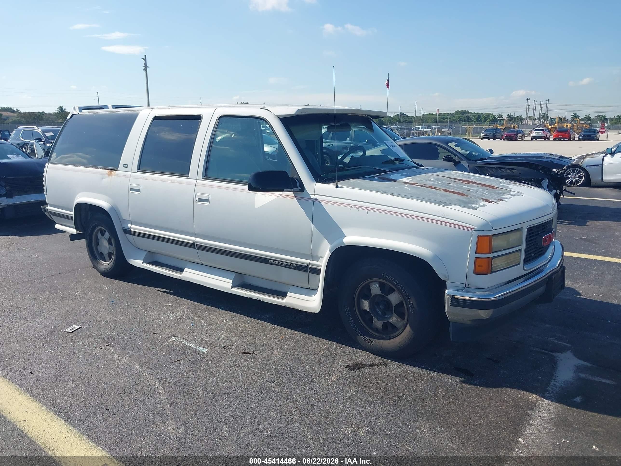 1994 GMC Suburban, VIN 1GDEC16K4RJ755621 — Side