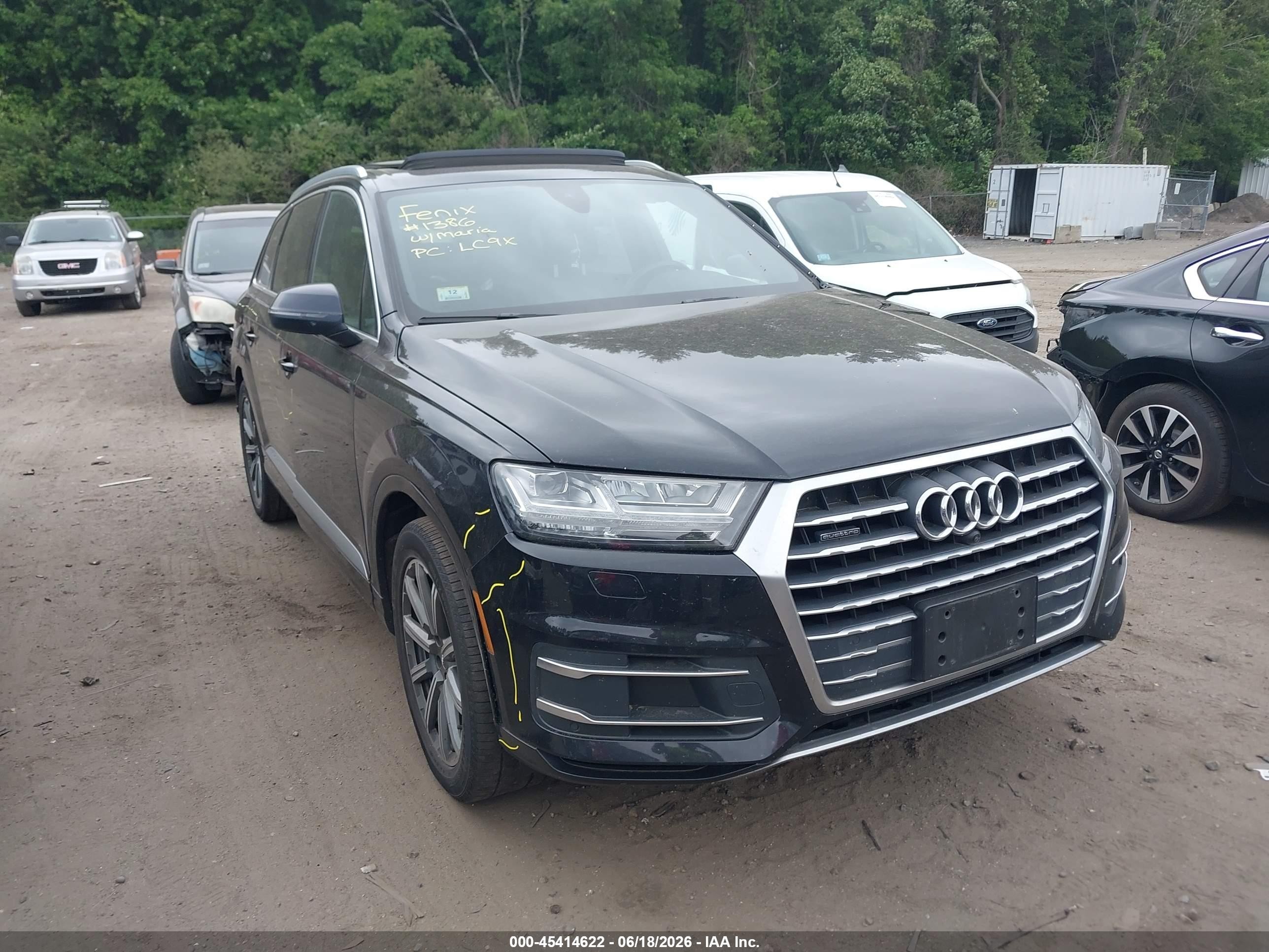 2019 Audi Q7 Premium Plus, VIN WA1LHAF74KD037638 — Бок