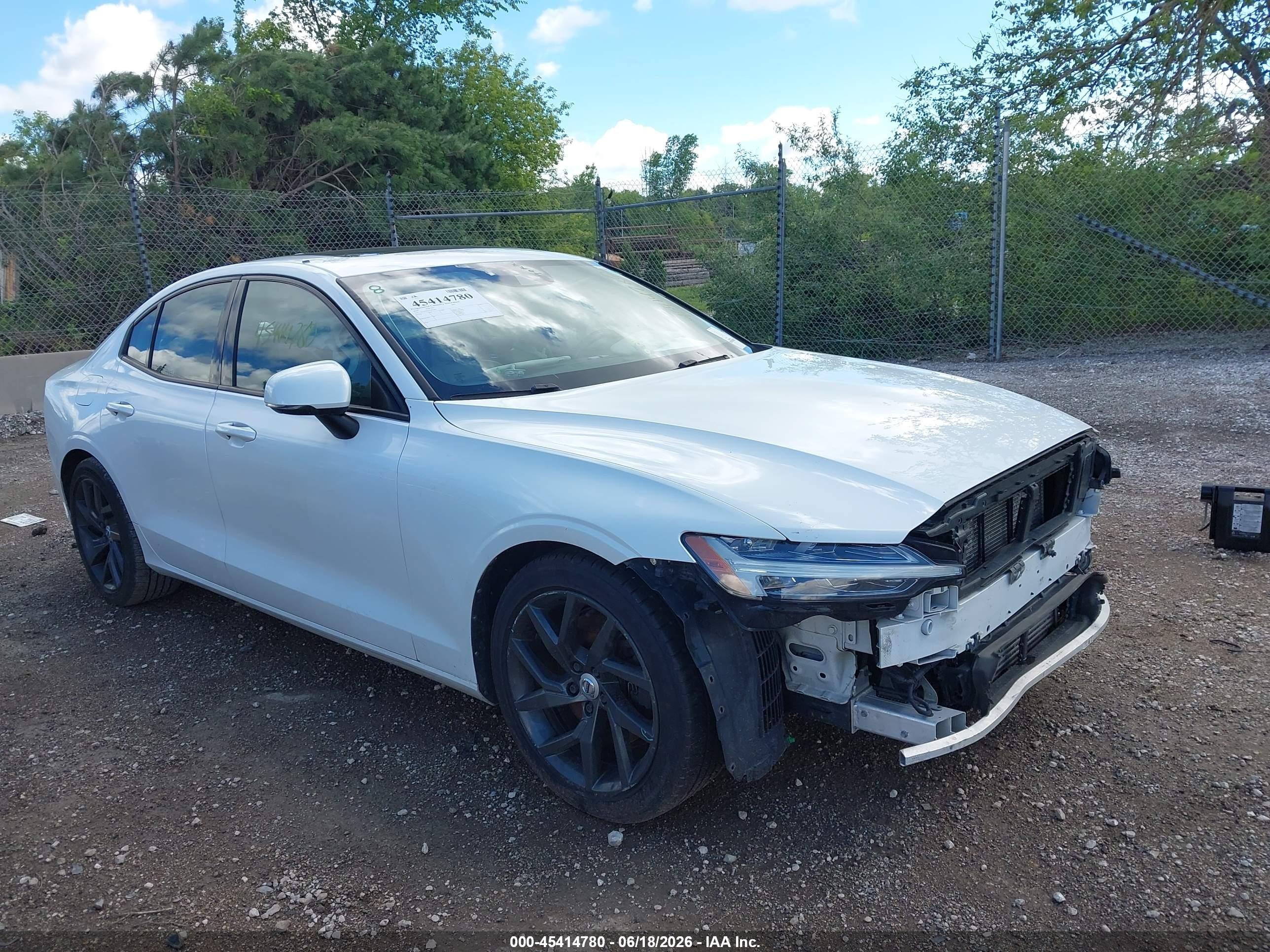 2020 Volvo S60 Momentum, VIN 7JR102FK1LG041484 — Front end