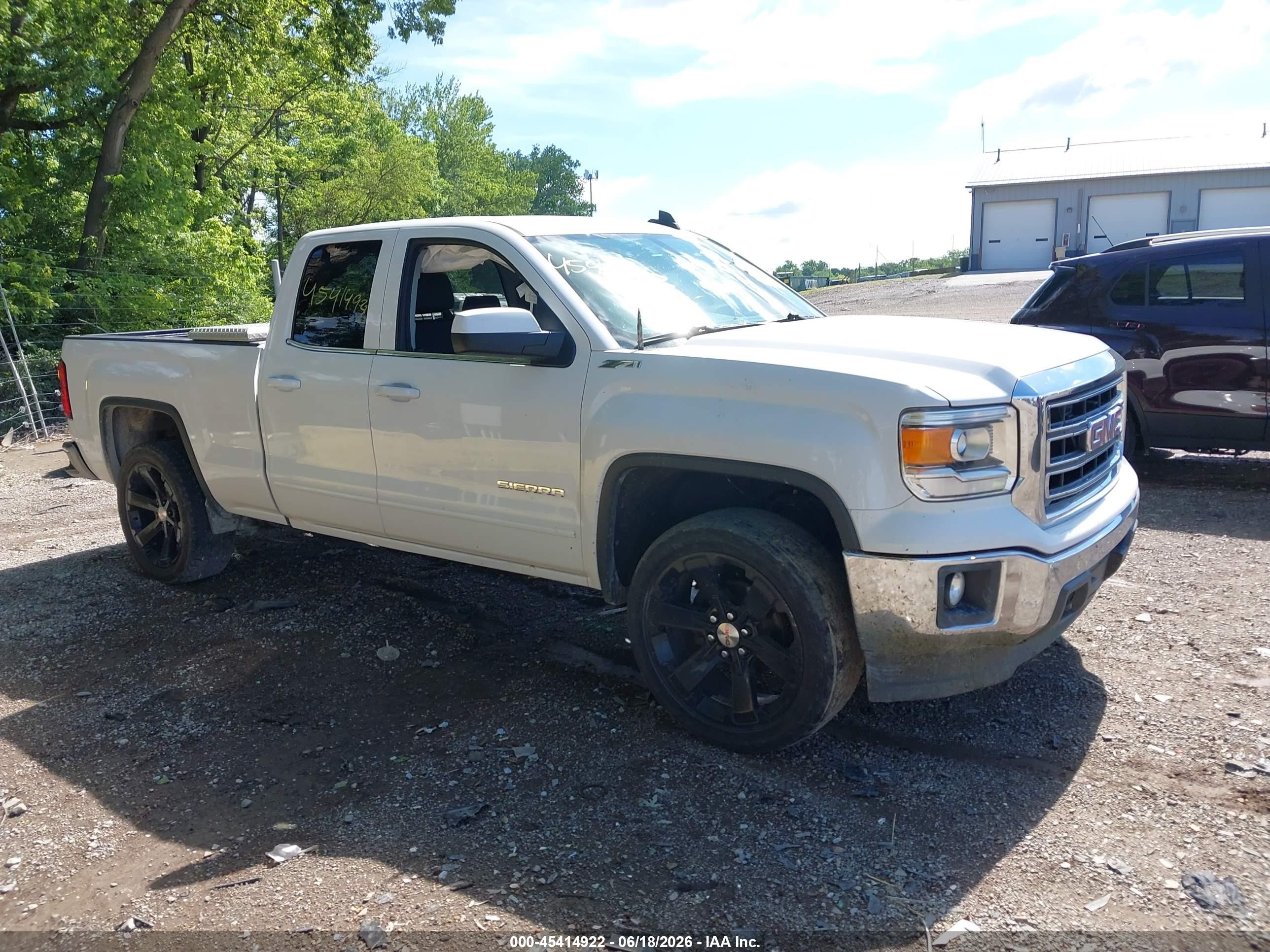 2015 GMC Sierra 1500 SLE, VIN 1GTR1UEC8FZ350804 — Front end