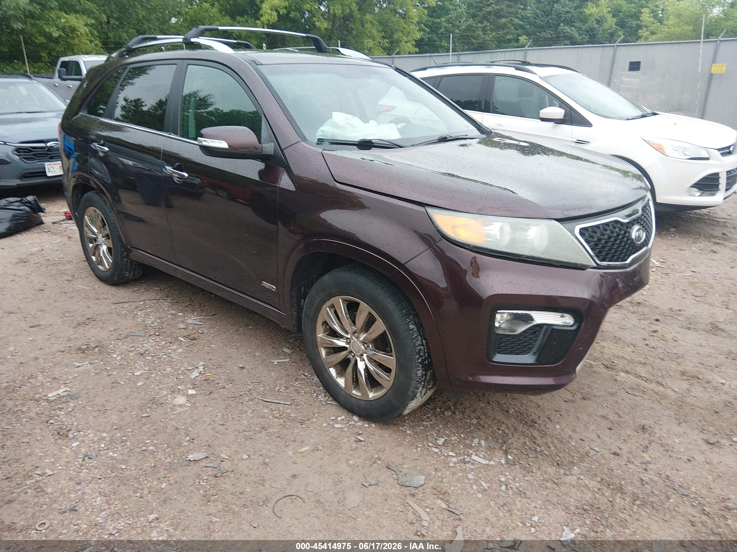 2011 Kia Sorento SX, VIN 5XYKWDA20BG121297 — Front end