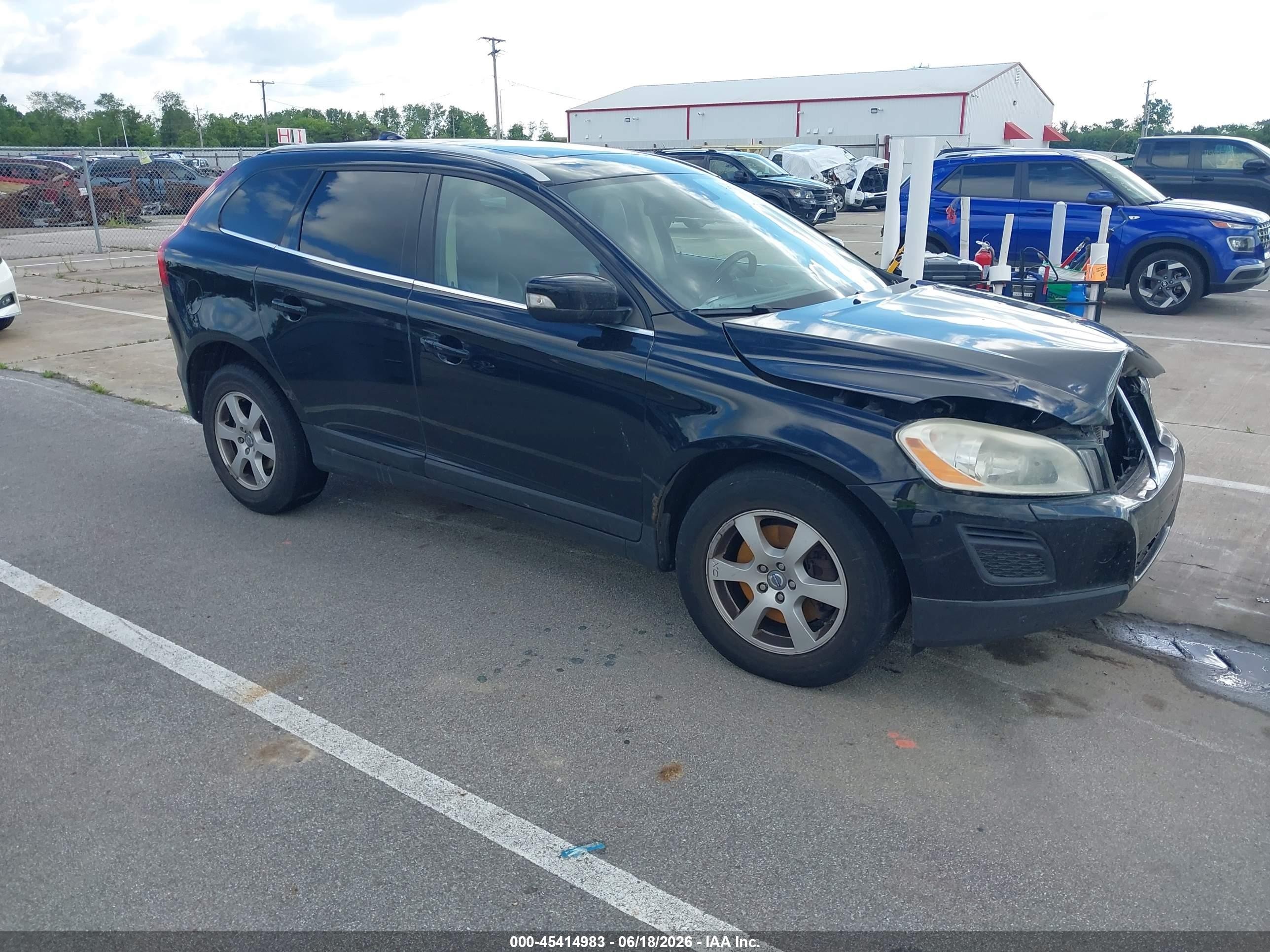 2011 Volvo XC60 3.2L, VIN YV4952DZ6B2138952 — Front end