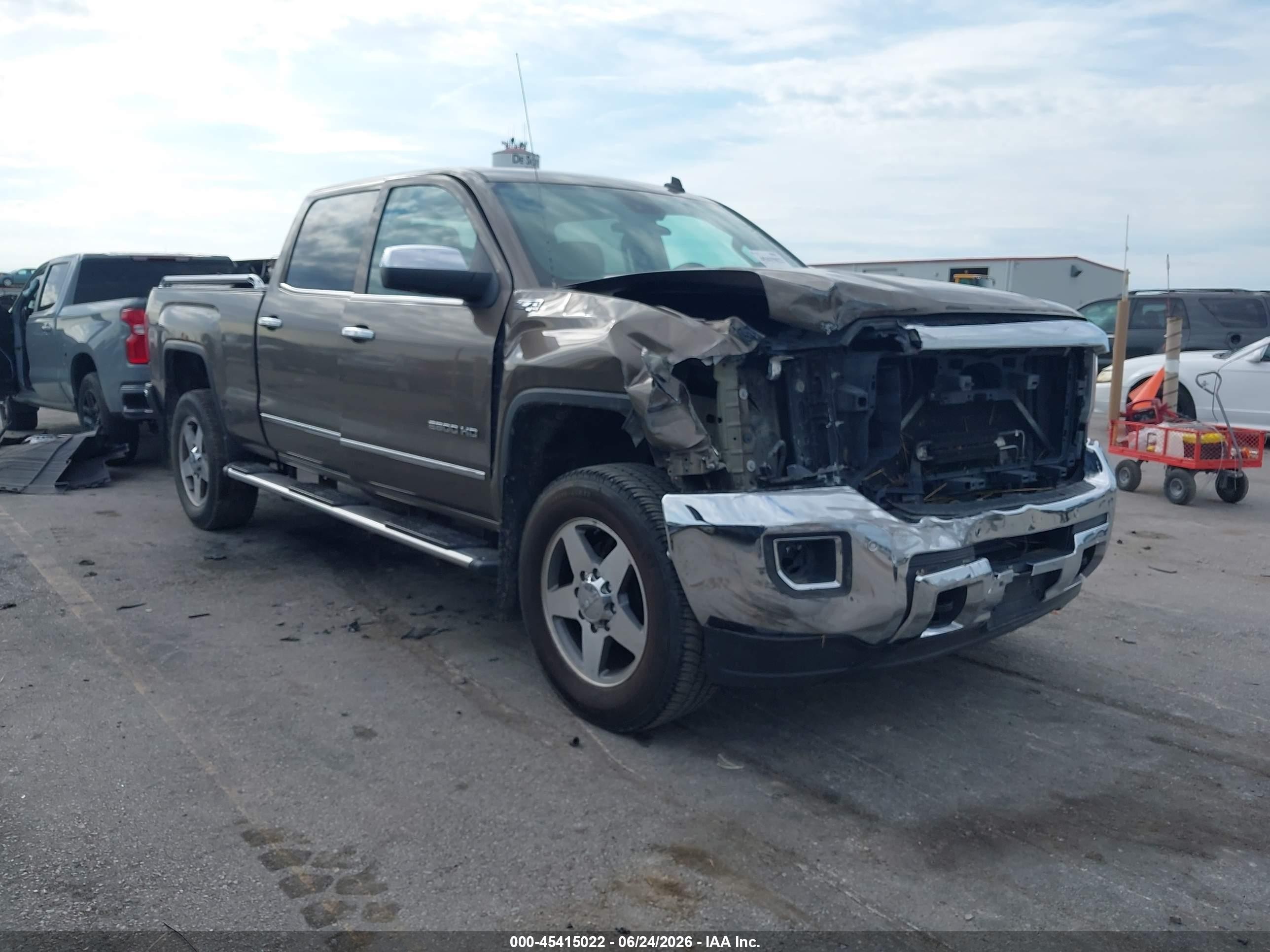 2015 GMC Sierra 2500HD SLT, VIN 1GT12ZEG0FF106432 — Перед