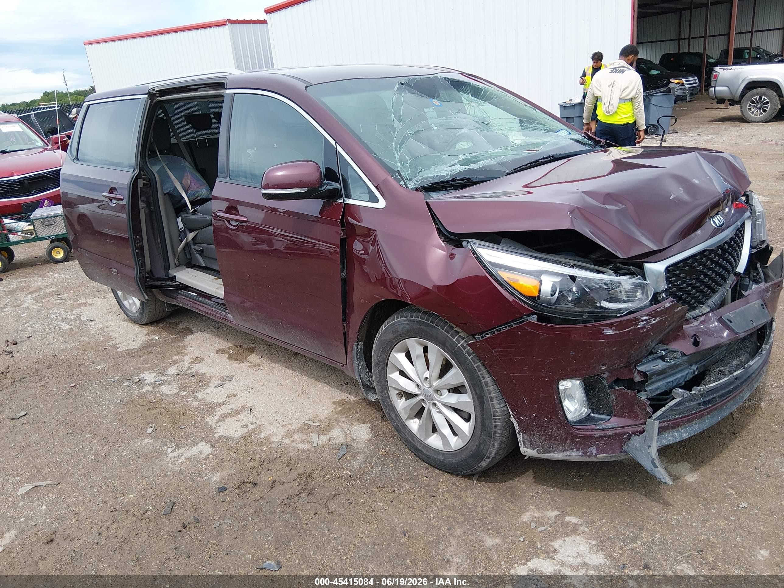 2017 Kia Sedona EX, VIN KNDMC5C12H6255641 — Front end