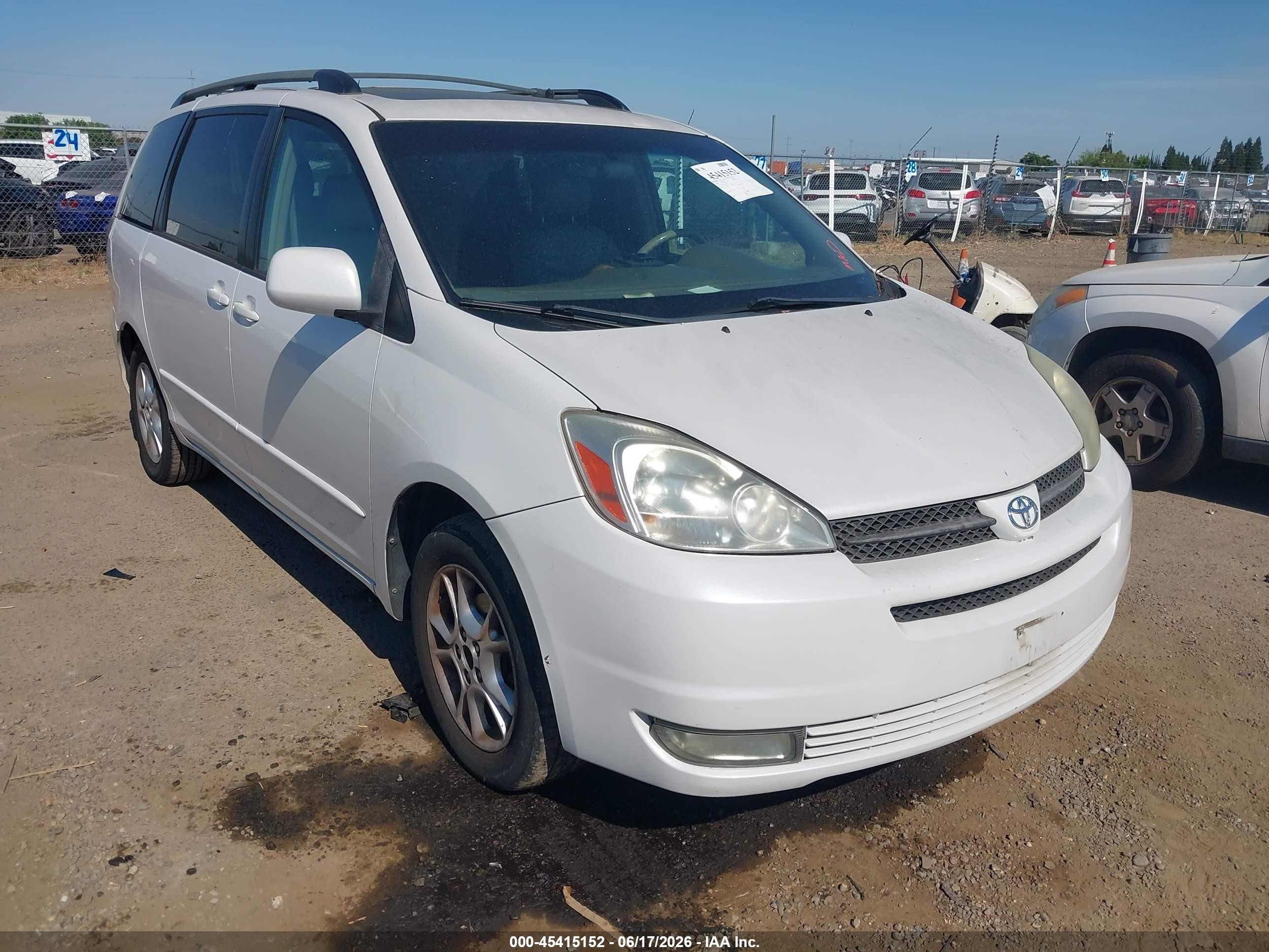 2005 Toyota Sienna XLE Limited, VIN 5TDZA22C15S252237 — Normal wear