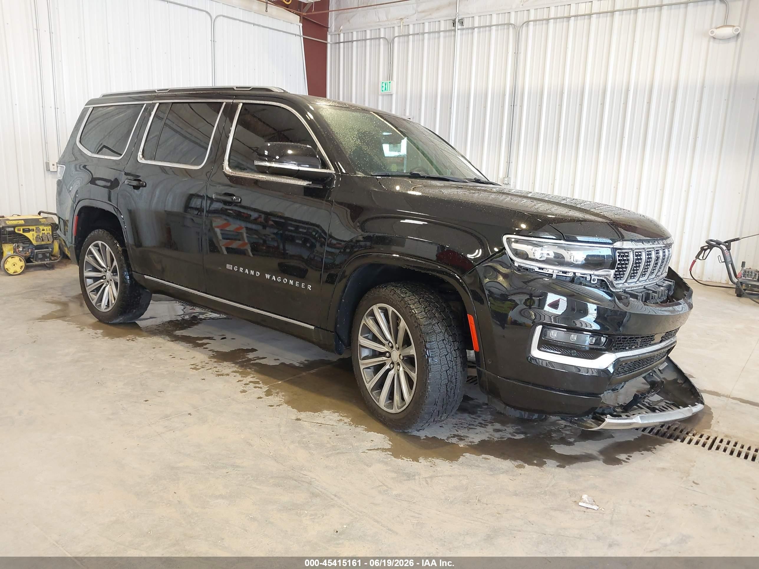 2022 Jeep Grand Wagoneer Series II, VIN 1C4SJVFJXNS181087 — Перед