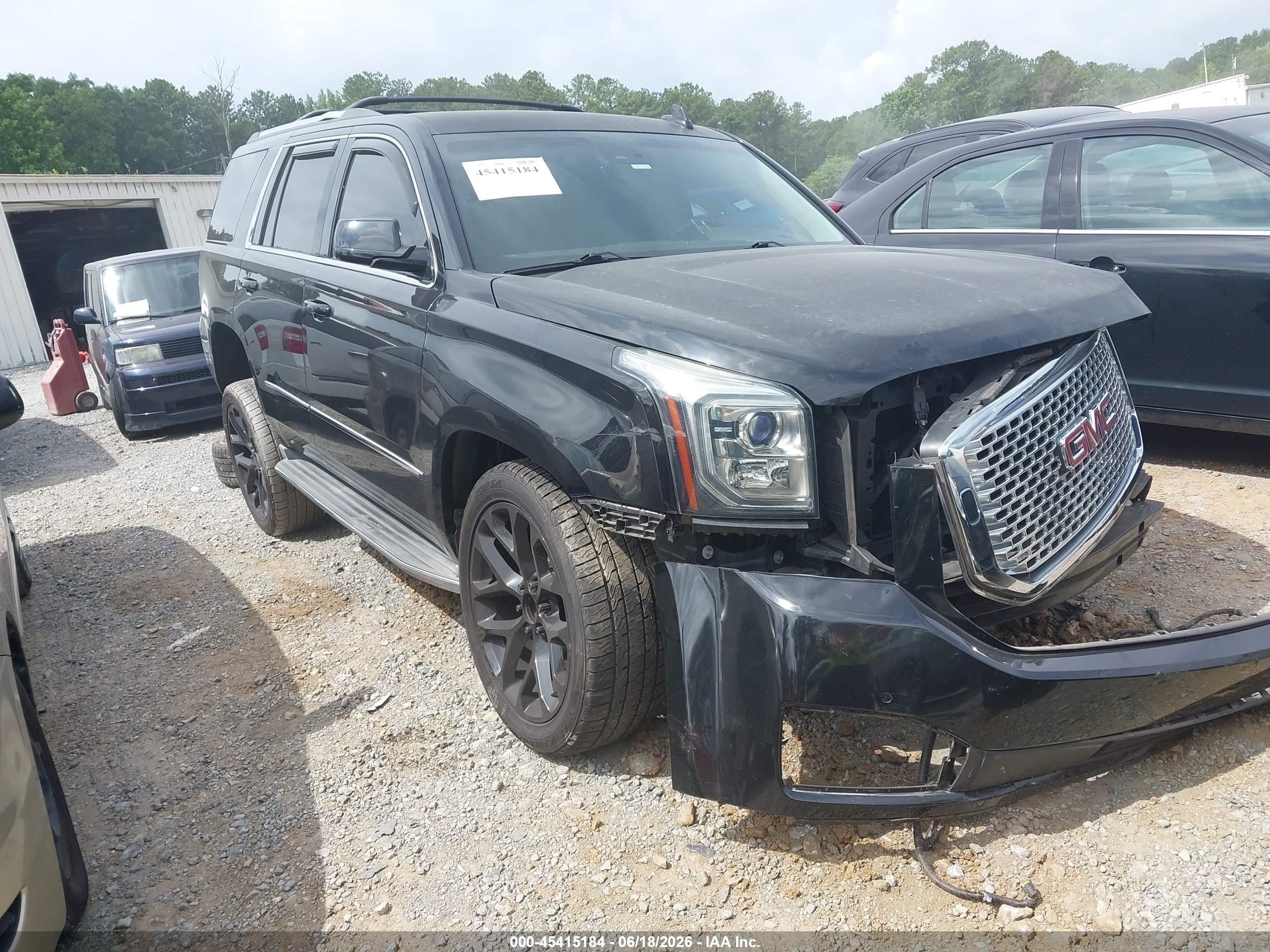 2016 GMC Yukon SLE, VIN 1GKS1AKC6GR356451 — Перед
