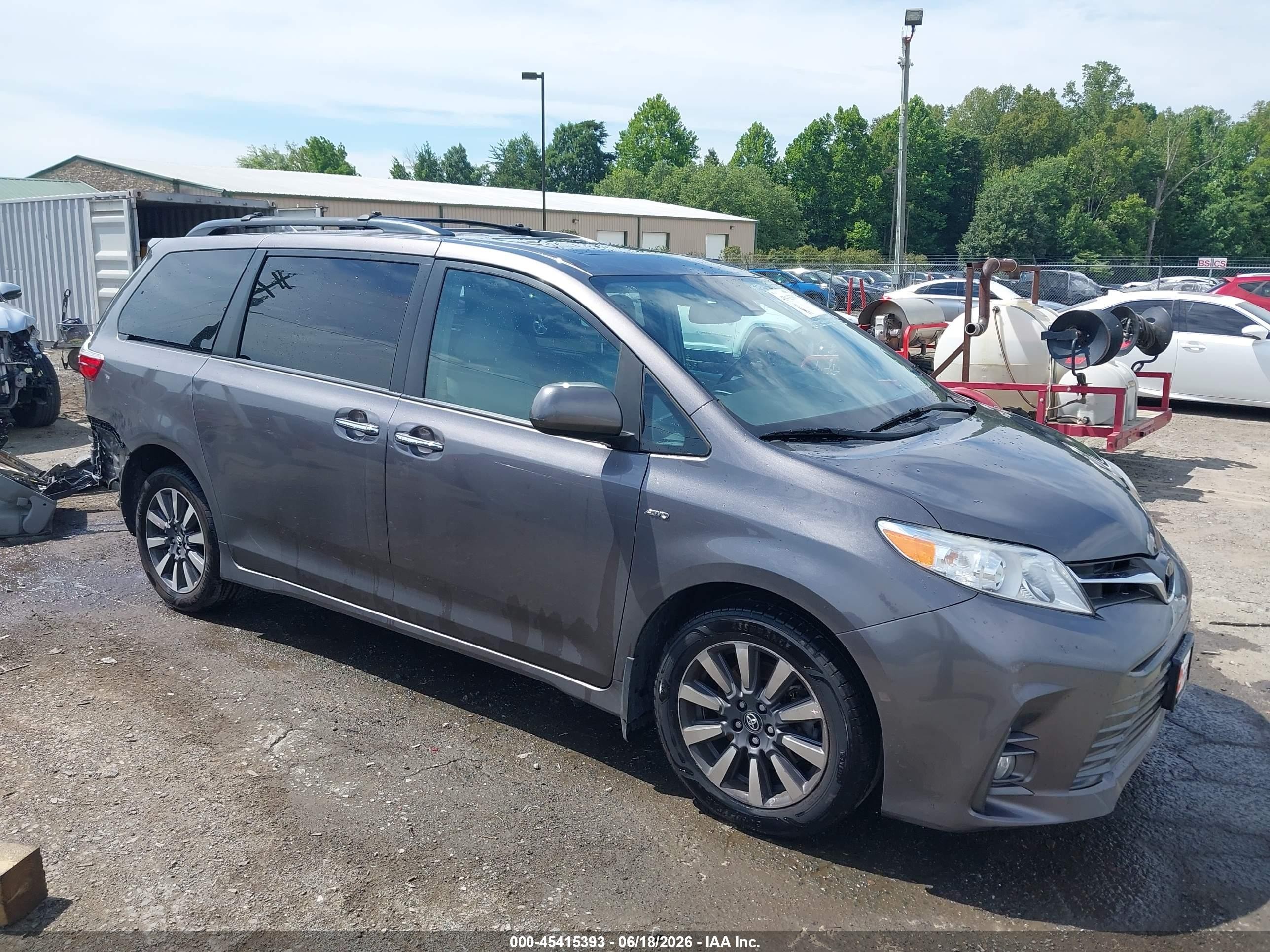 2018 Toyota Sienna XLE, VIN 5TDDZ3DC3JS192056 — Rear end