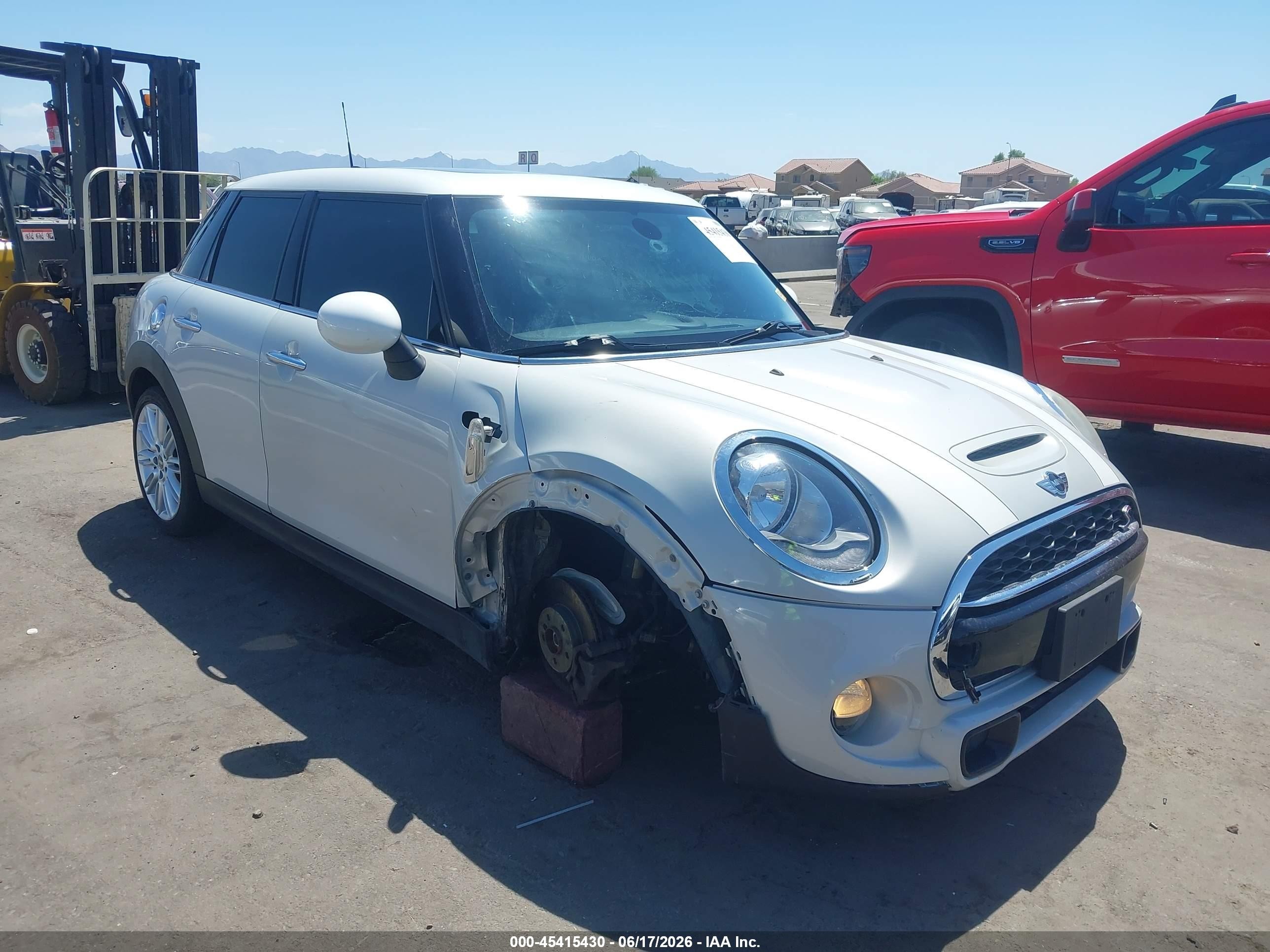 2015 MINI Hardtop 4 Door S, VIN WMWXU3C50F2B57133 — Front end