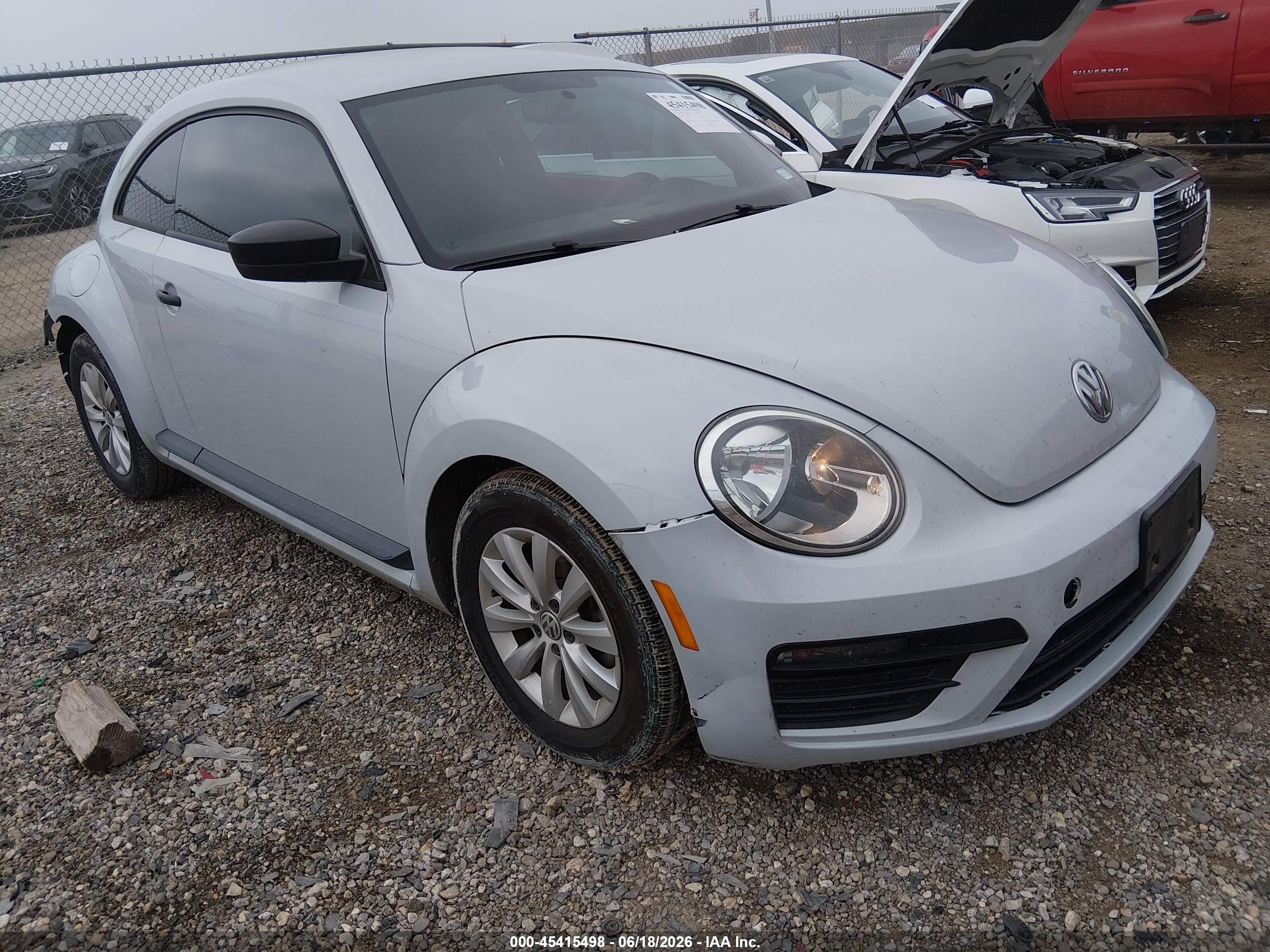 2017 Volkswagen Beetle Fleet, VIN 3VWF17ATXHM623236 — Перед