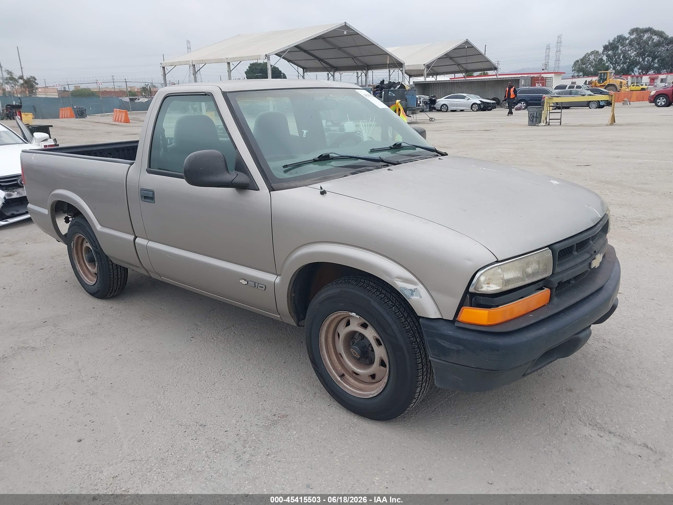 1998 Chevrolet S-10 LS, VIN 1GCCS1445WK183323 — Rear end