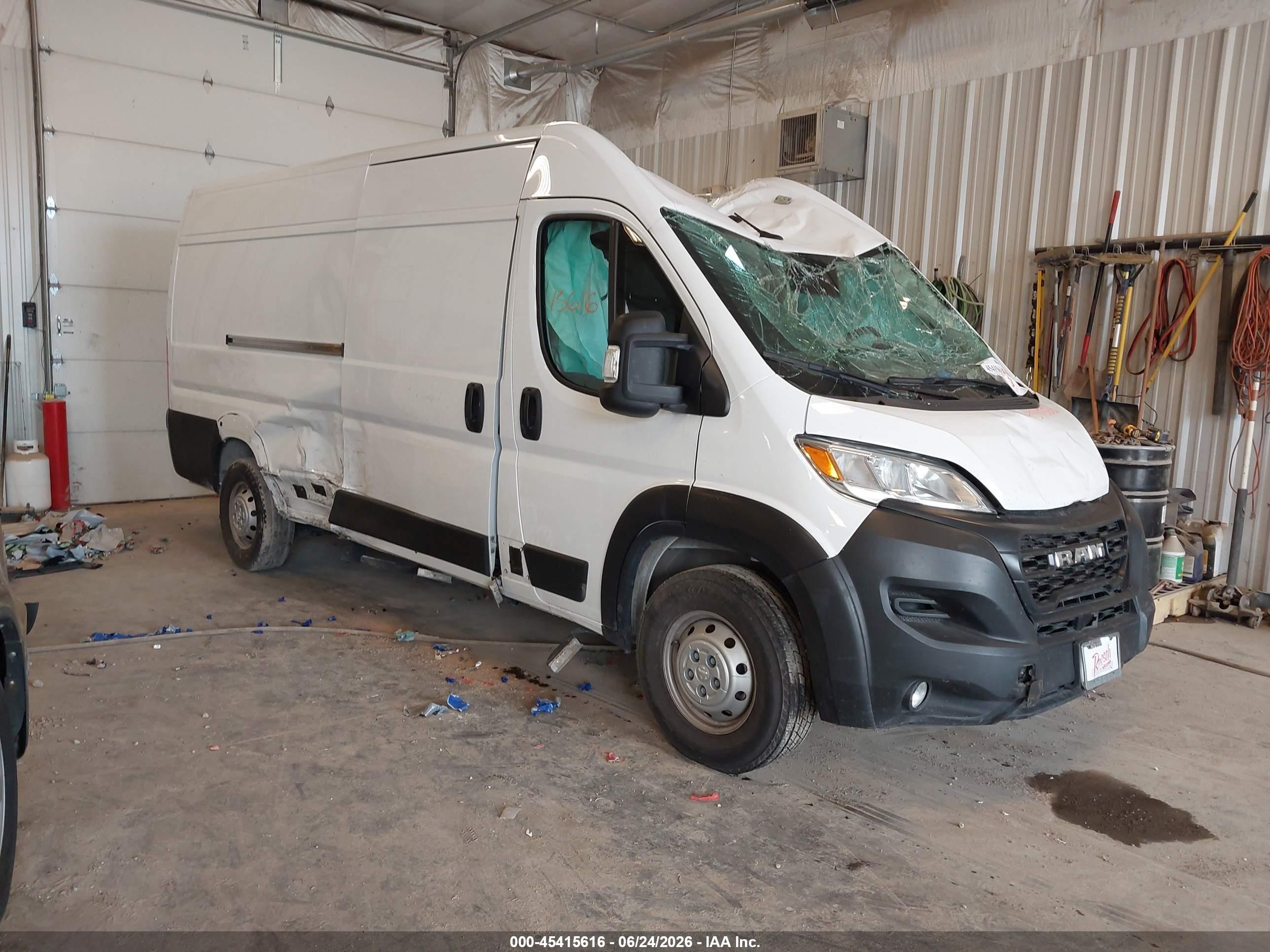 2023 Ram ProMaster Cargo, VIN 3C6MRVJG6PE515108 — Перед
