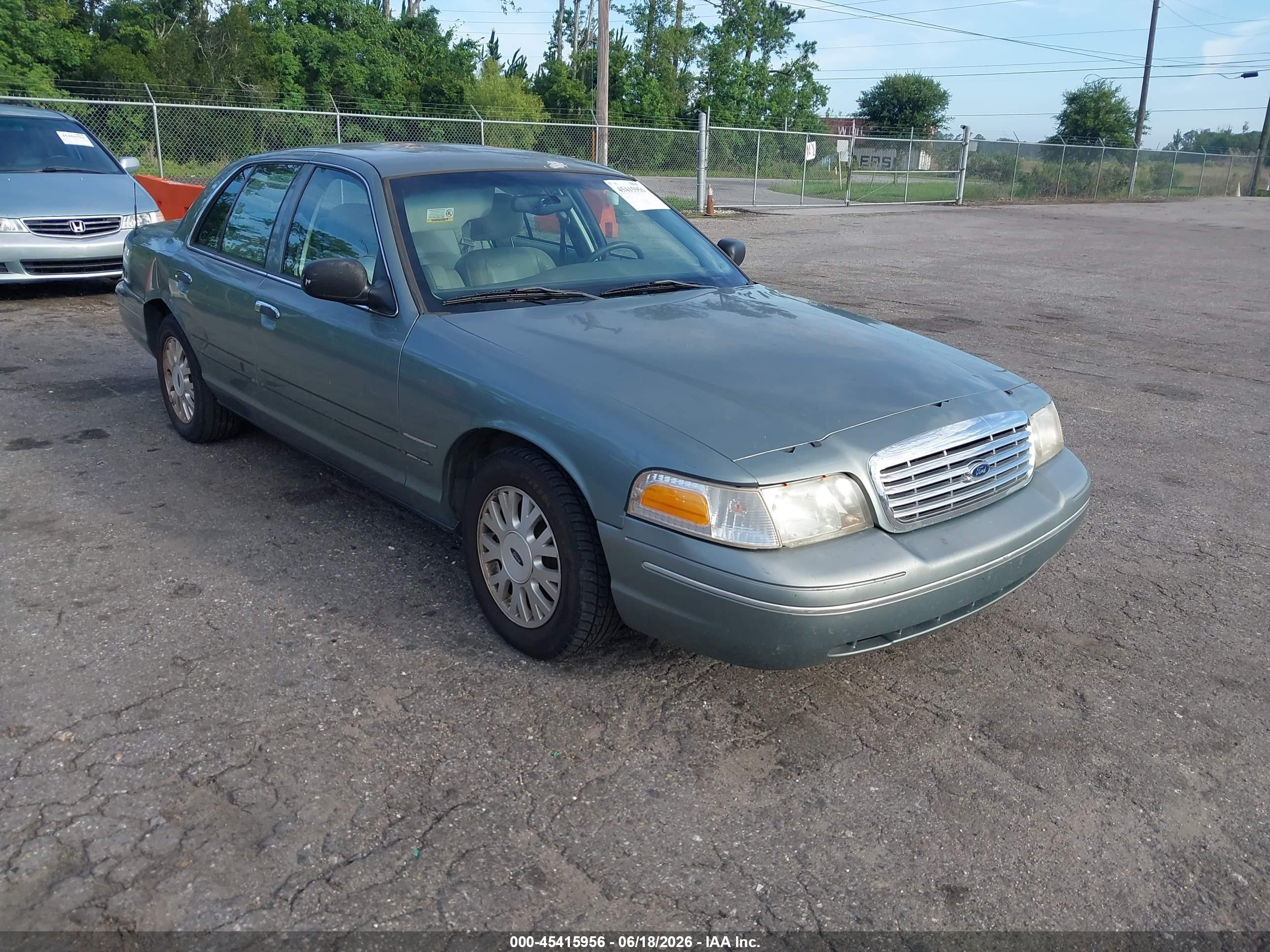 2005 Ford Crown Victoria LX, VIN 2FAHP74W75X105977 — Normal wear