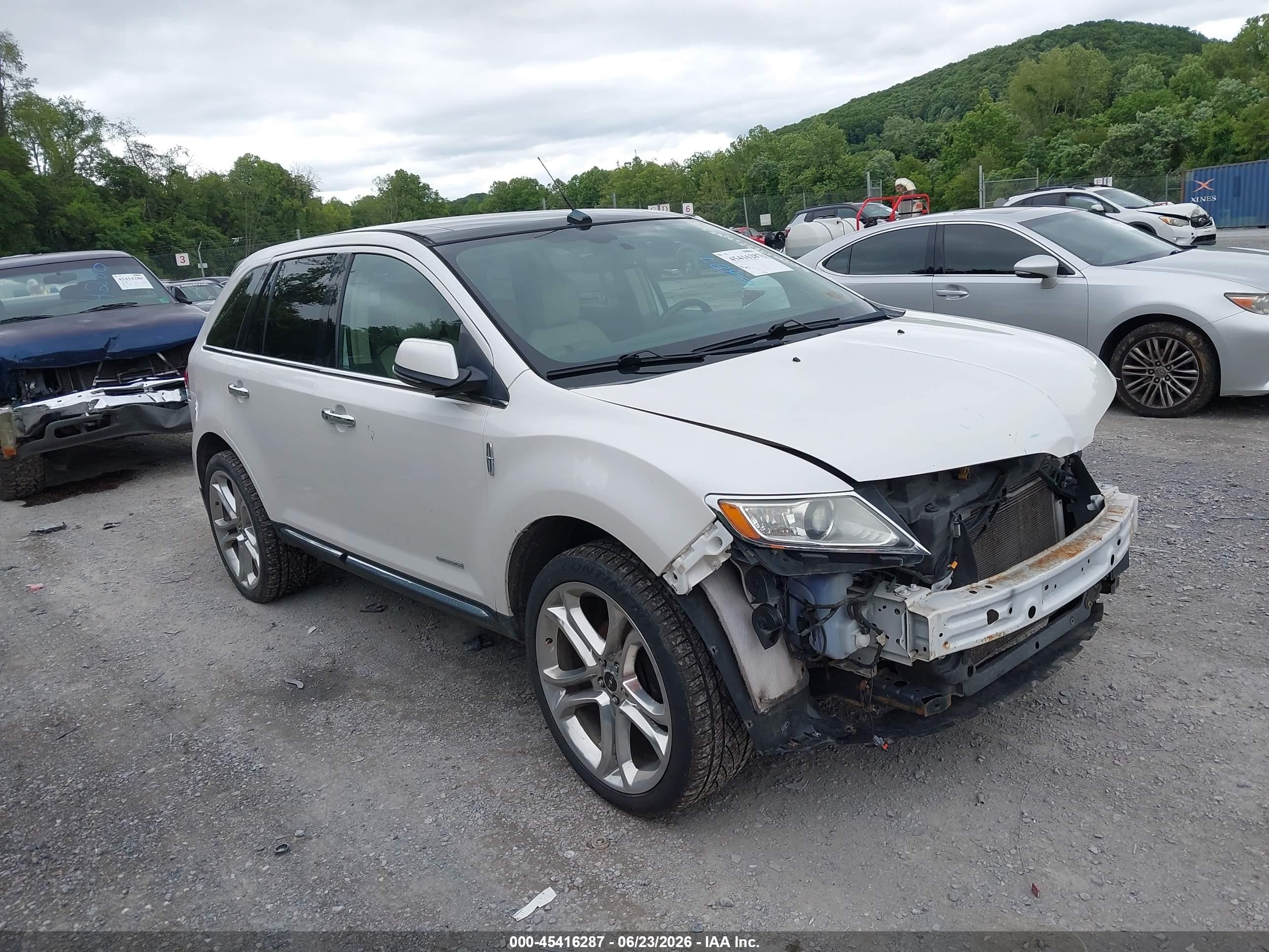 2014 Lincoln MKX, VIN 2LMDJ8JK3EBL20254 — Front end
