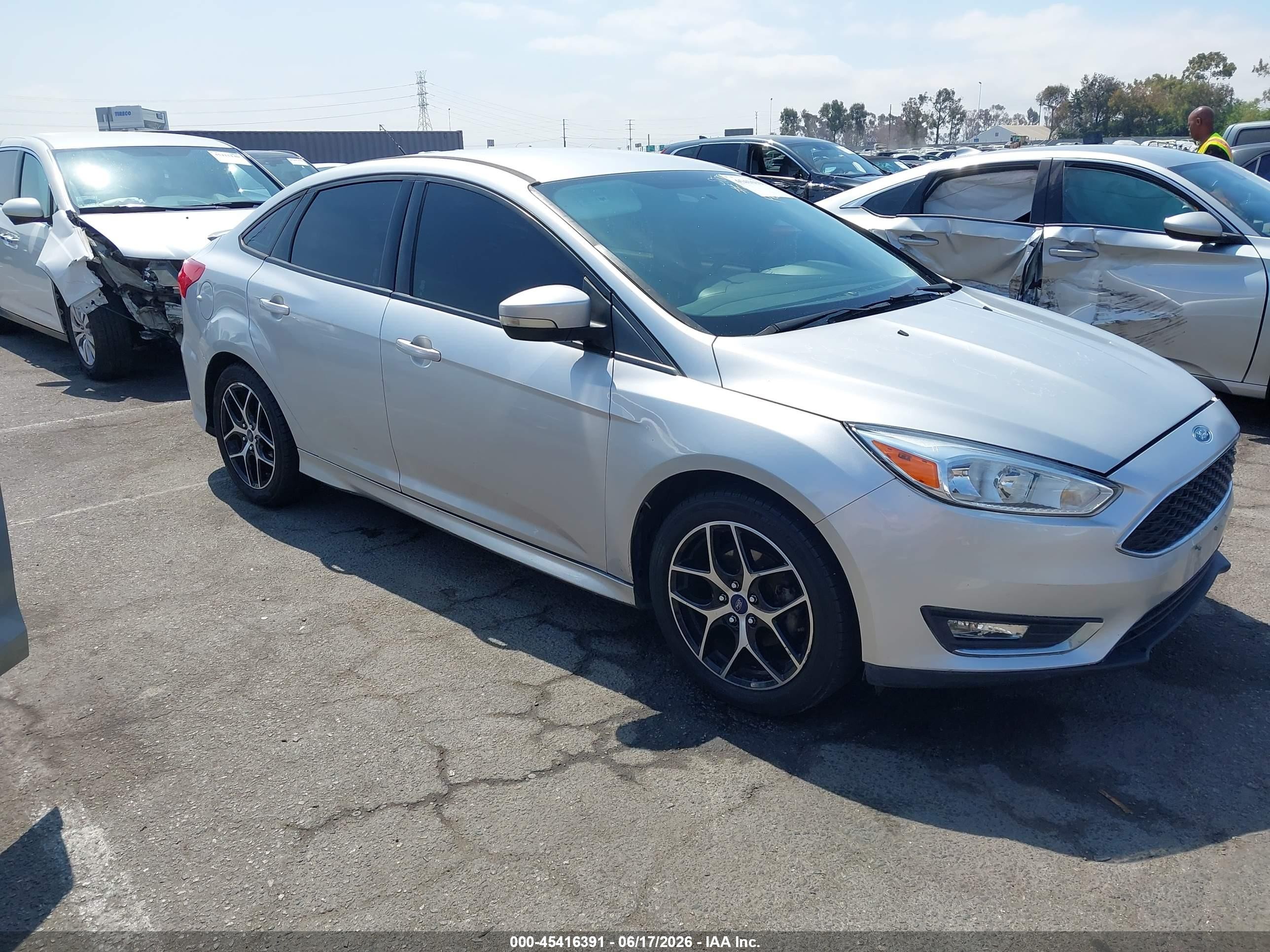 2016 Ford Focus SE, VIN 1FADP3F20GL246746 — Normal wear