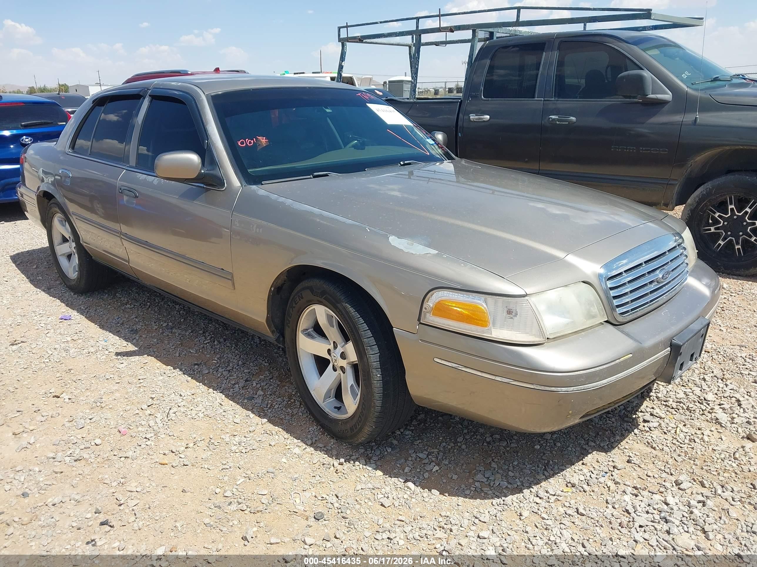 2001 Ford Crown Victoria LX, VIN 2FAFP74W61X115238 — Normal wear