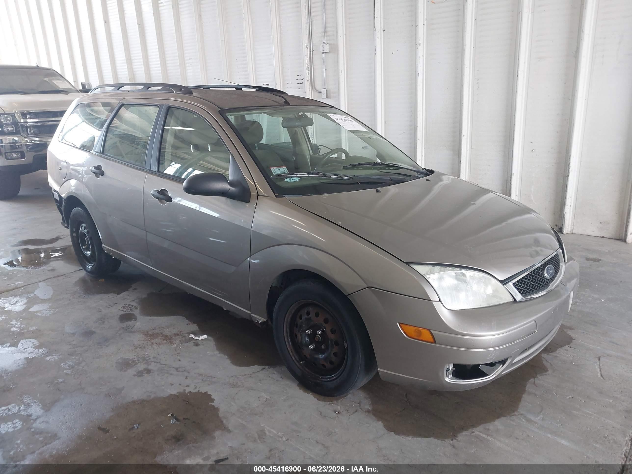 2005 Ford Focus SE, VIN 1FAFP36N35W240129 — Front end