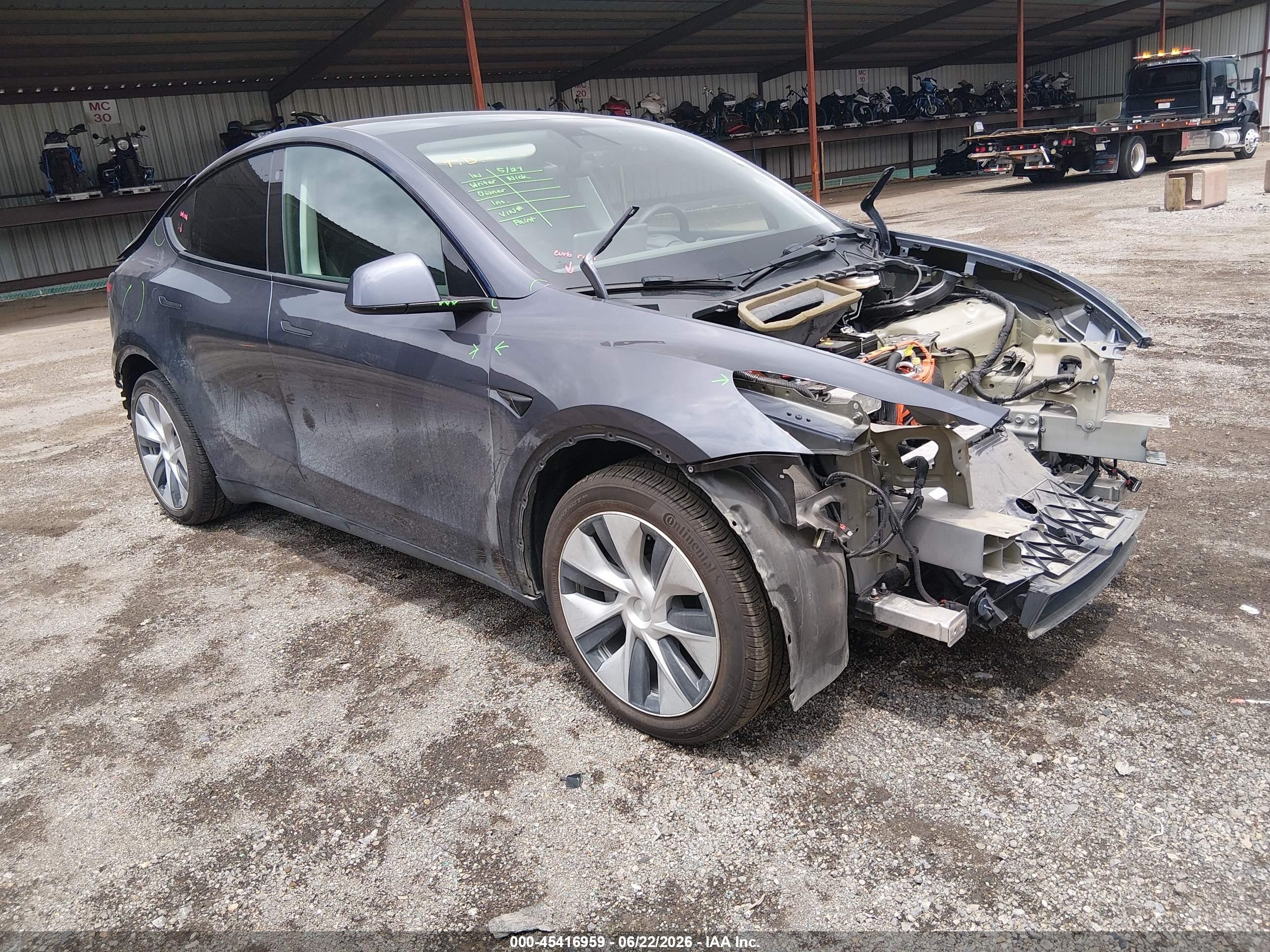2021 Tesla Model Y Long Range, VIN 5YJYGDEE2MF187887 — Front end